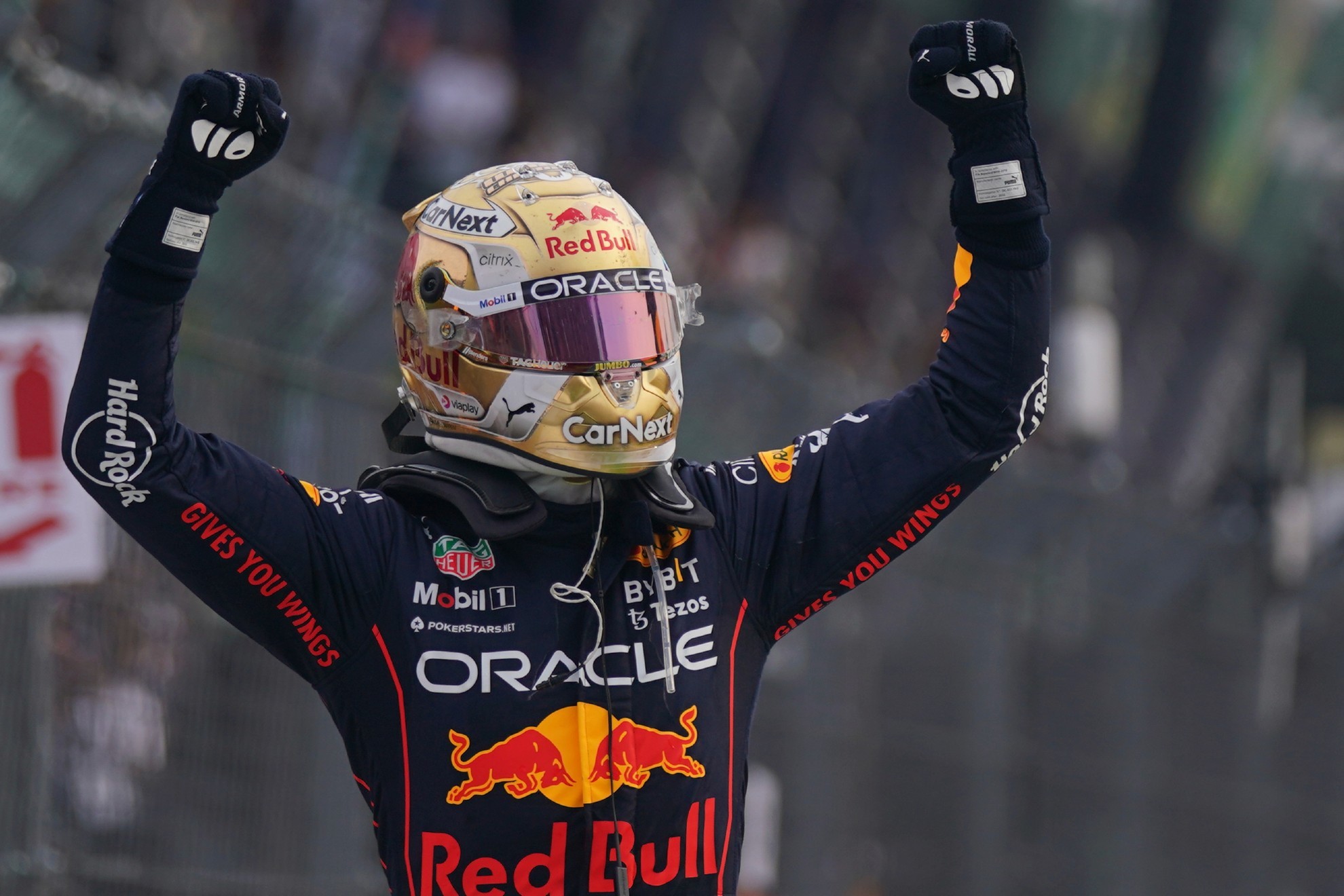Max Verstappen celebrando su victoria en México