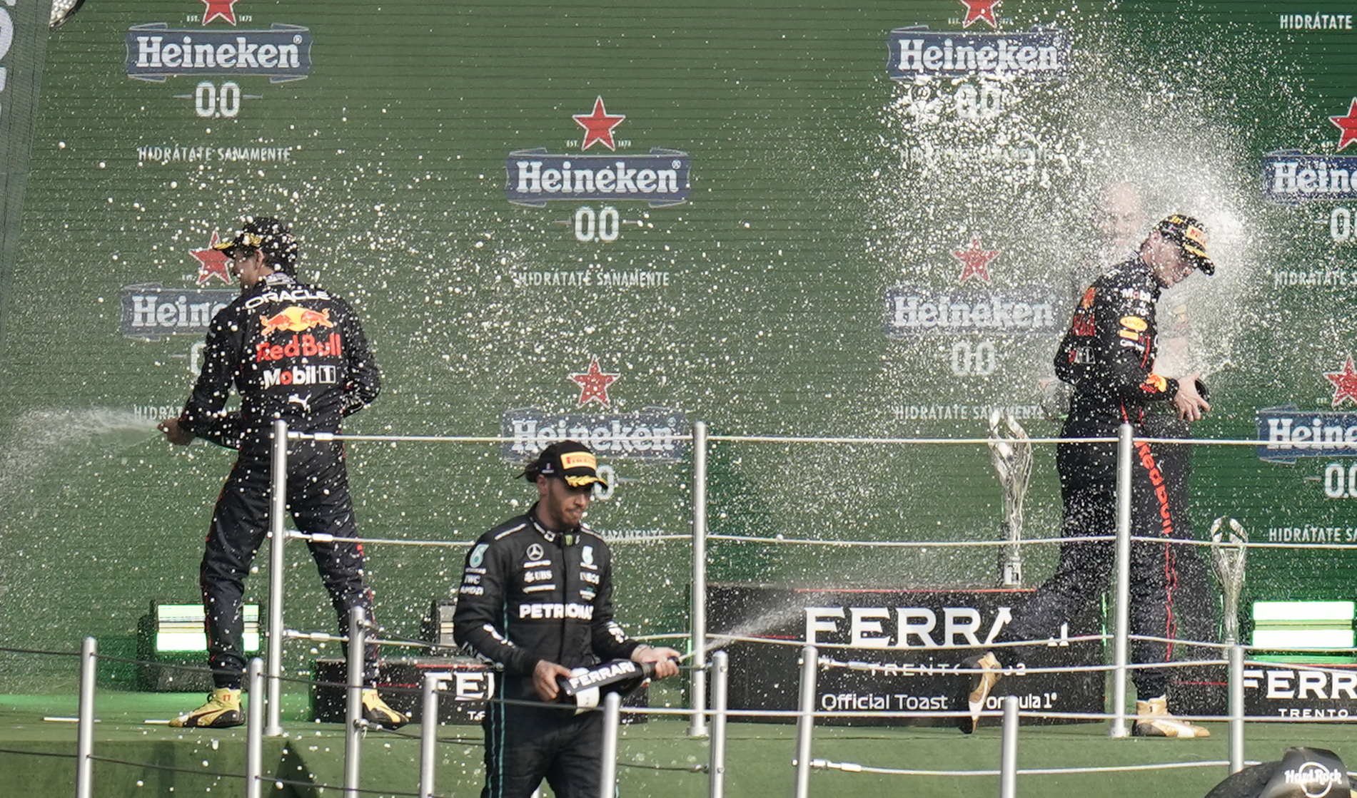 Celebracin en el podio de Max Verstappen, Hamilton y Checo Prez