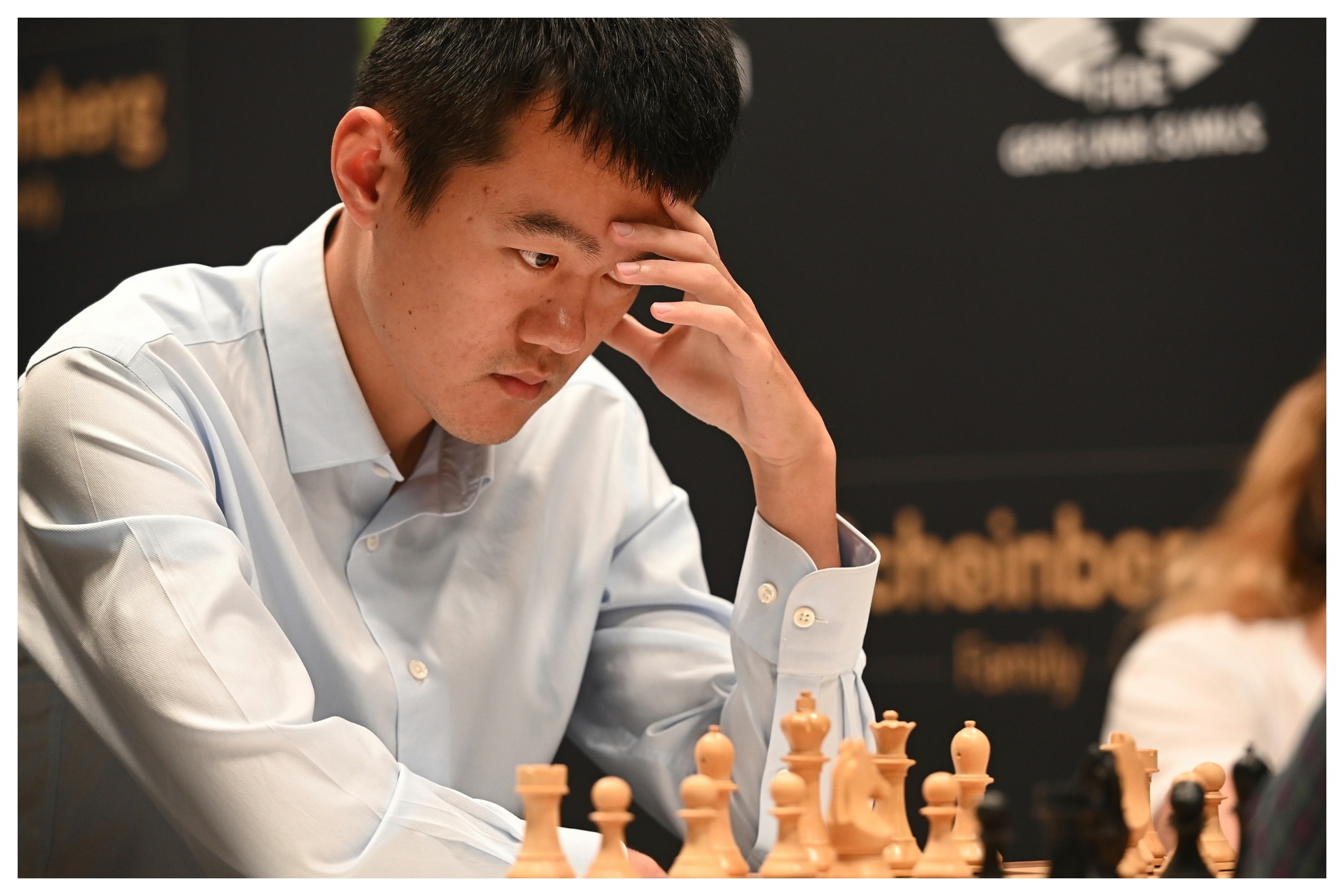 El Gran Maestro chino Ding Liren compite en la decimocuarta ronda del Torneo de Candidatos, en el Palacio de Santoña en Madrid.