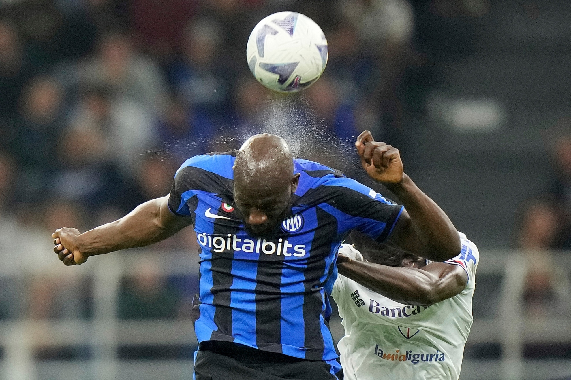 Romelu Lukaku trata de cabecear un balón contra la Sampdoria.