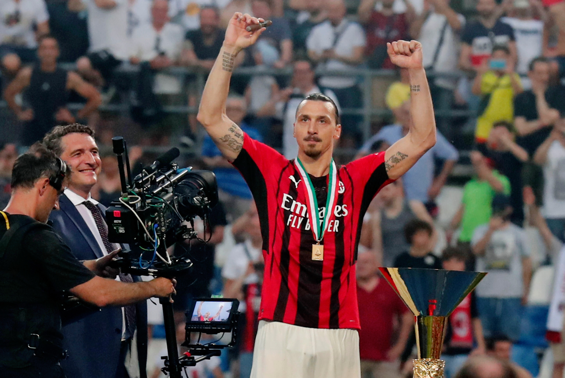 Ibrahimovic celebra el 'Scudetto' con el Milan.