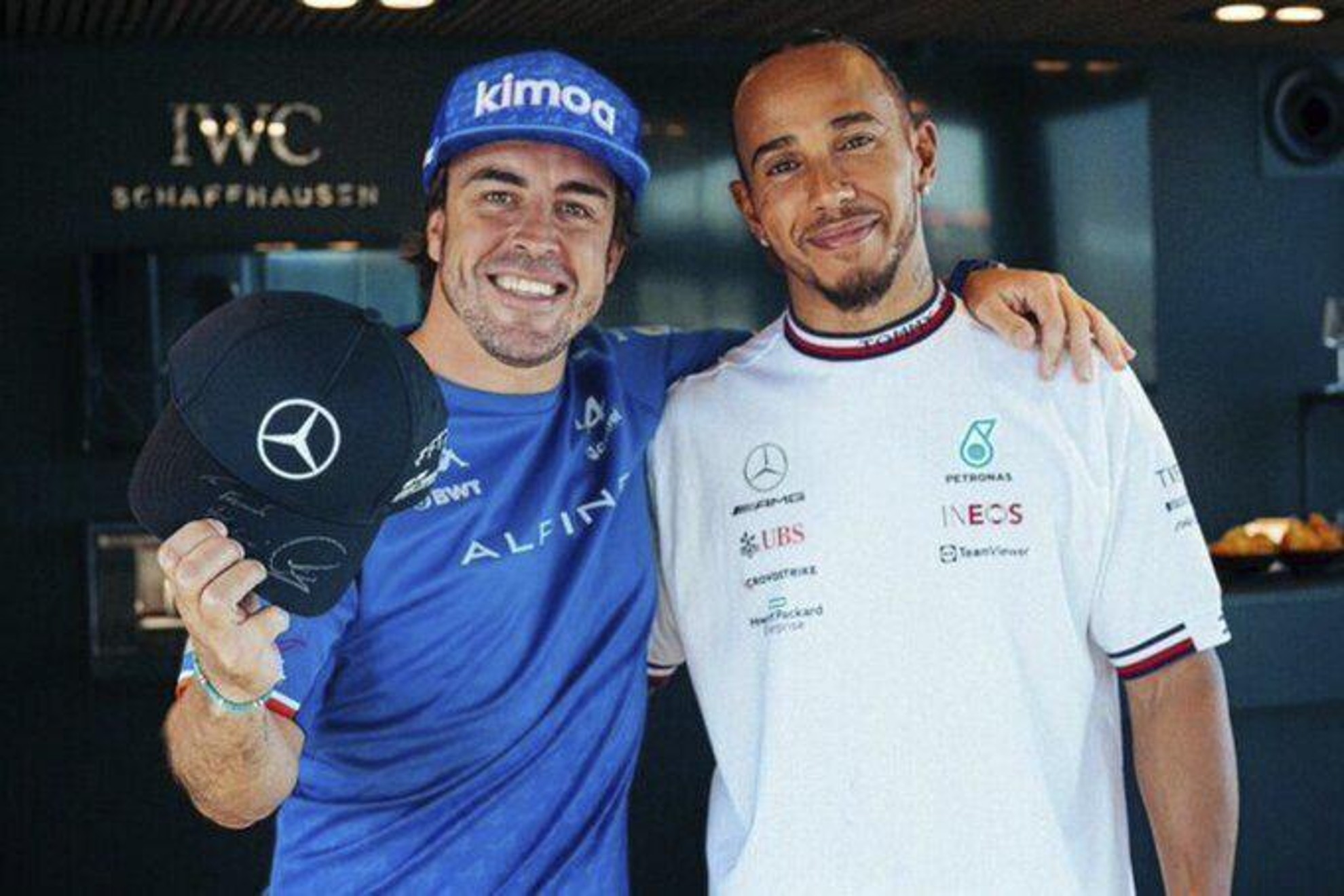 Alonso, al recoger una gorra dedicada de Hamilton en el GP de Italia de este año.