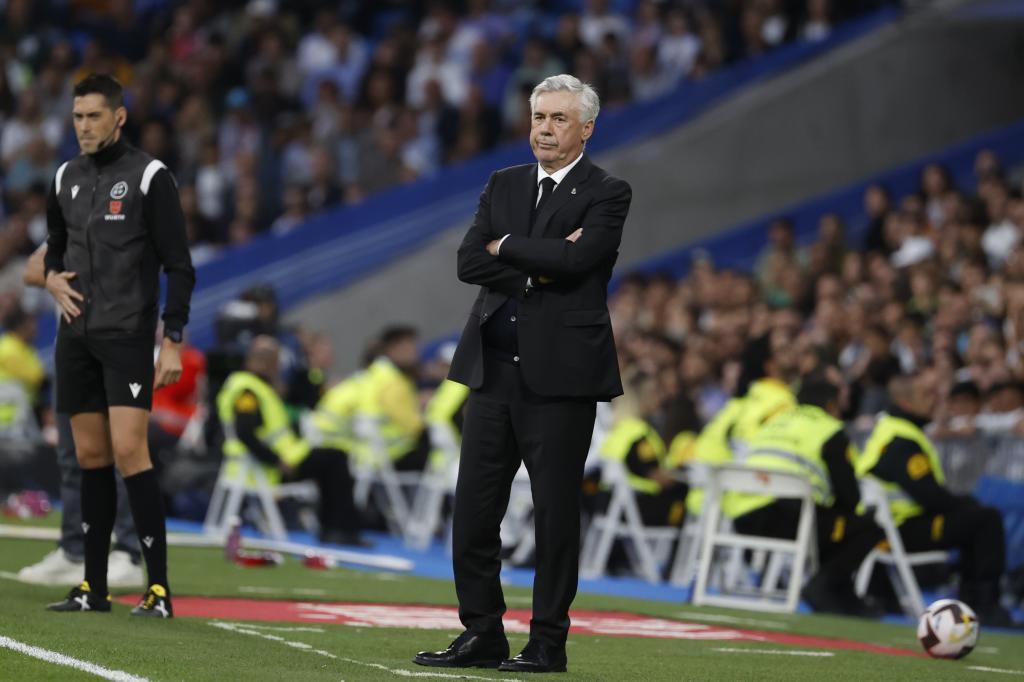 Ancelotti, con gesto serio, durante el partido ante el Girona