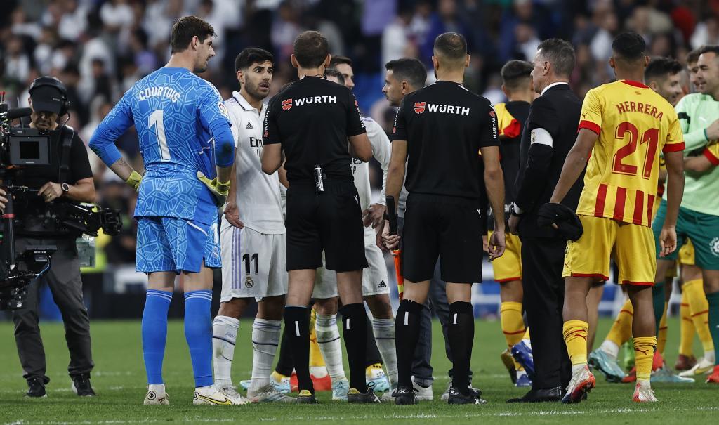 Asensio habla con el árbitro Melero López al final del Real Madrid-Girona
