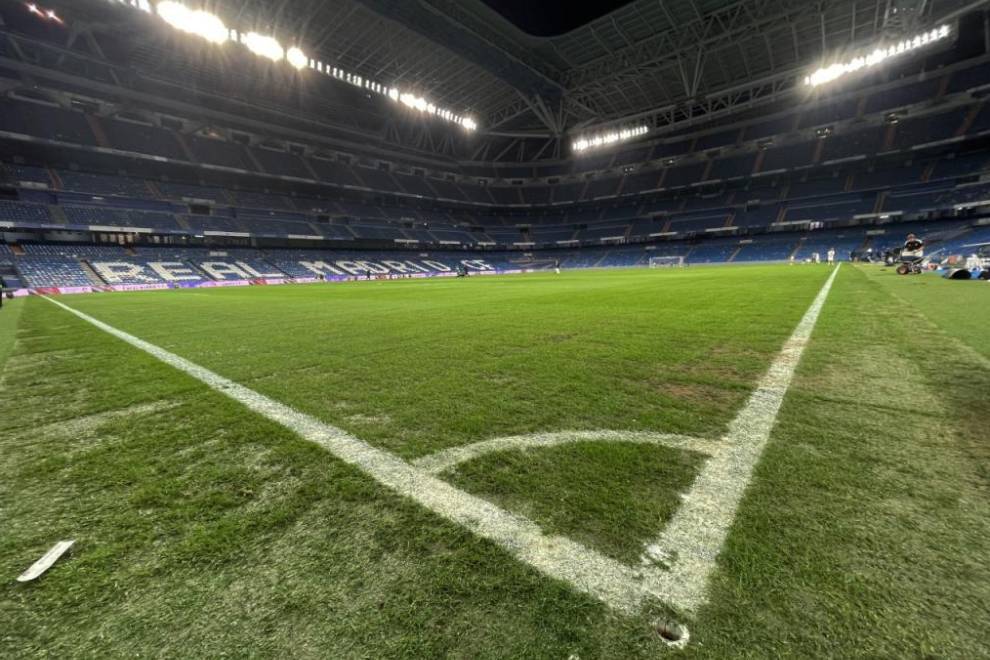 Estado del césped del Bernabéu tras finalizar el partido Real Madrid-Sevilla. CHEMA REY