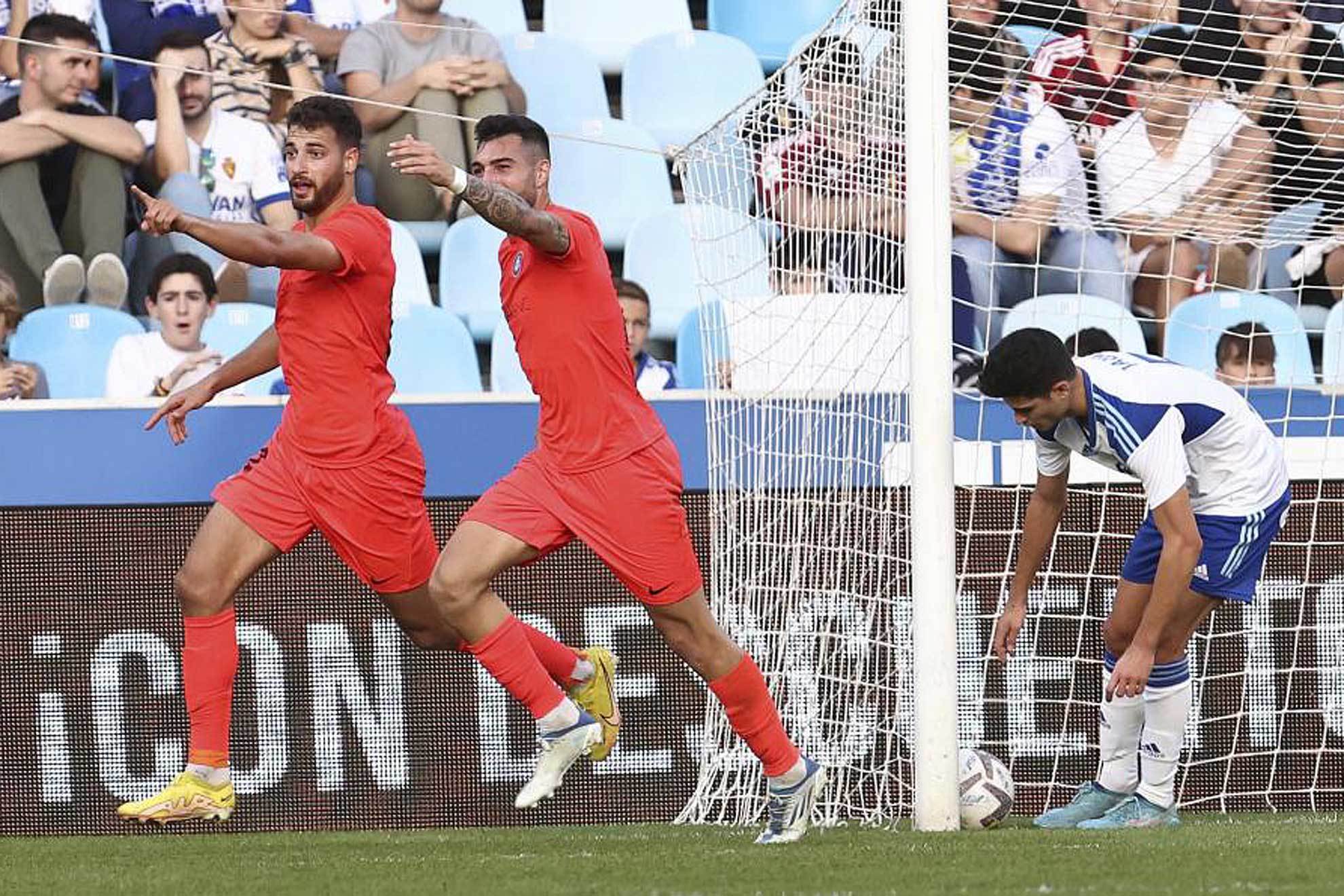 Bakis celebra el gol del Andorra mientras Grau recoge el balón de la p ortería