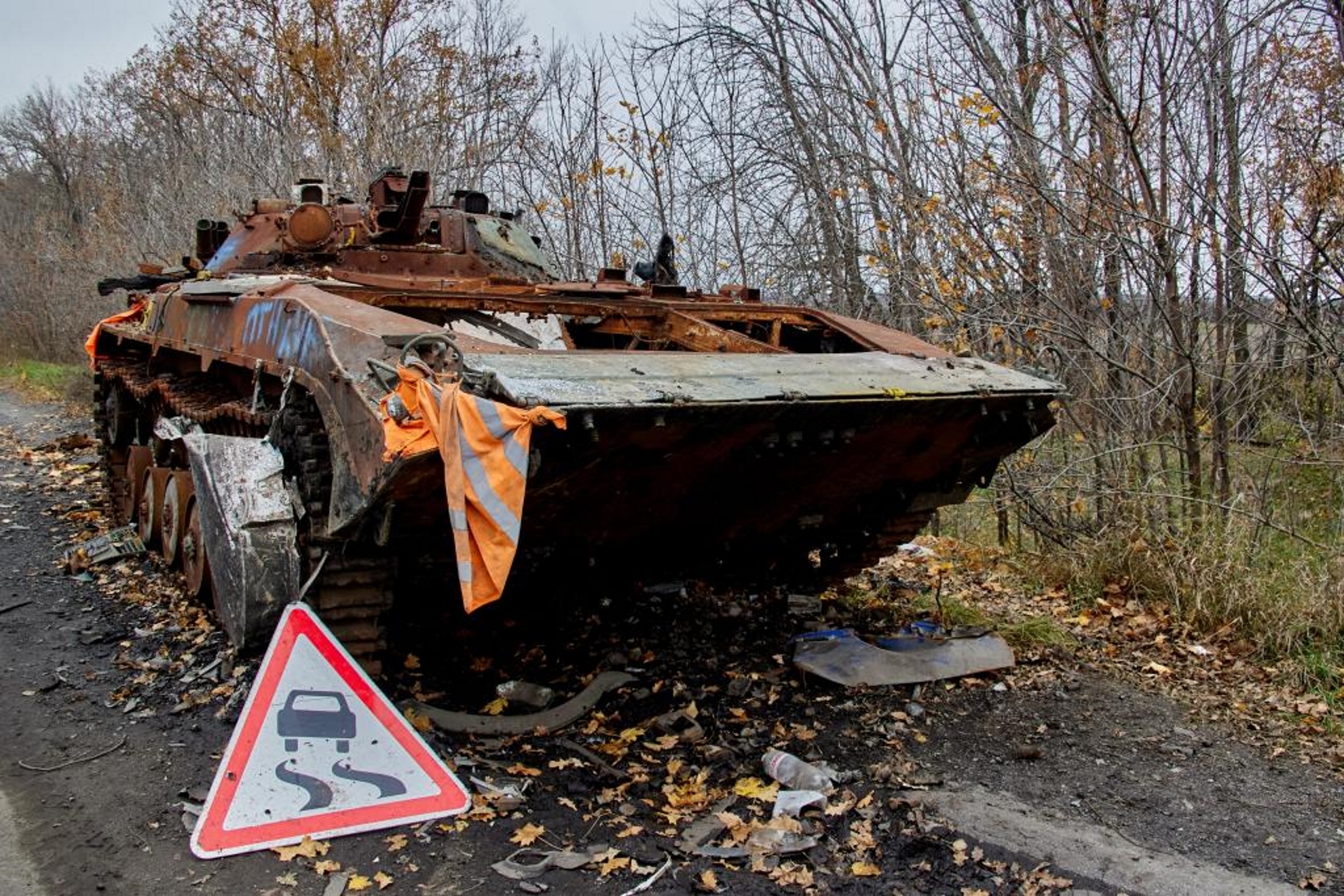 Un tanque ruso destruido, cerca de Vovchansk.