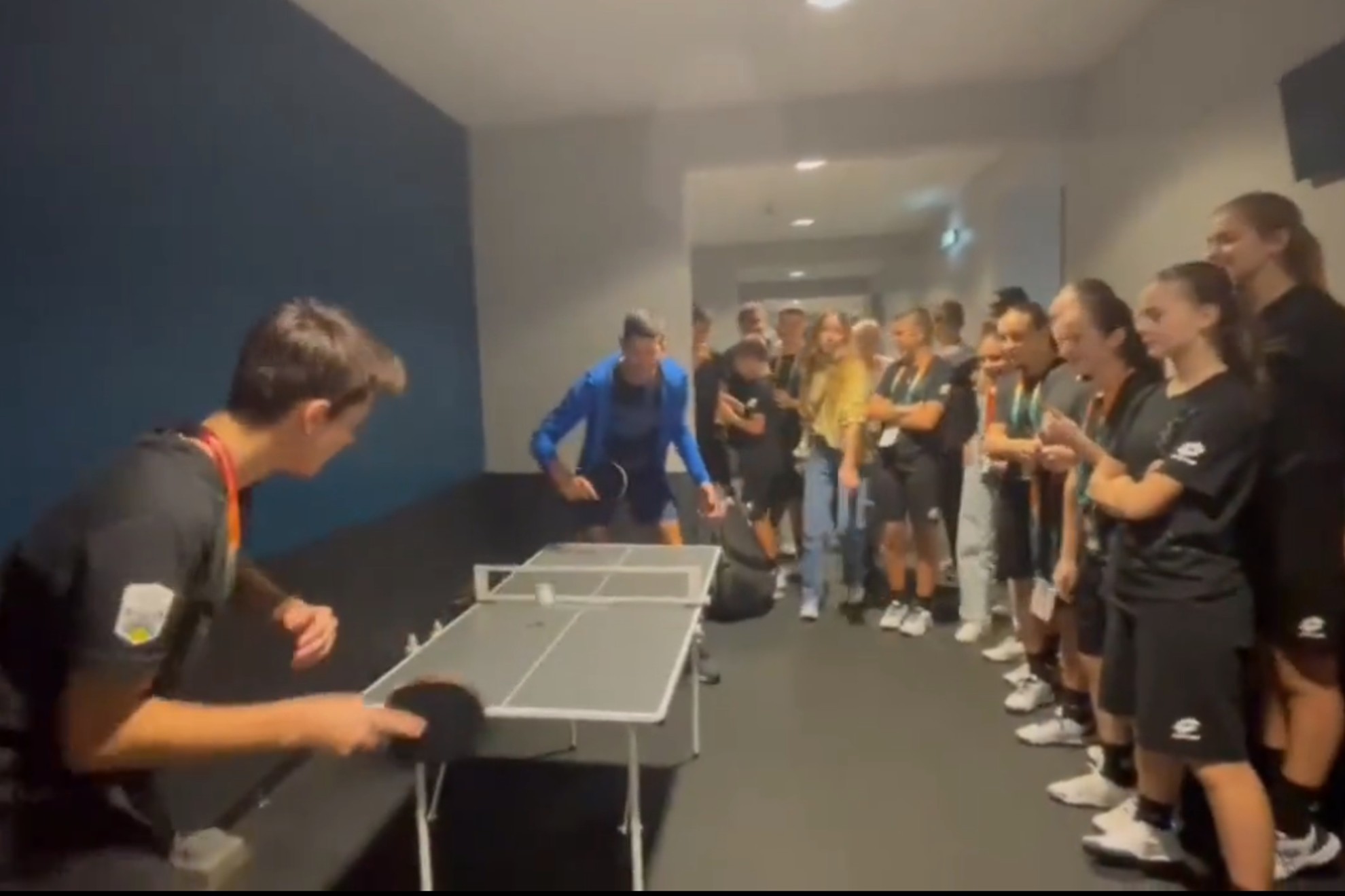 Djokovic no tiene hoy partido... y juega al tenis de mesa