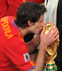 Capdevila besa la Copa del Mundo