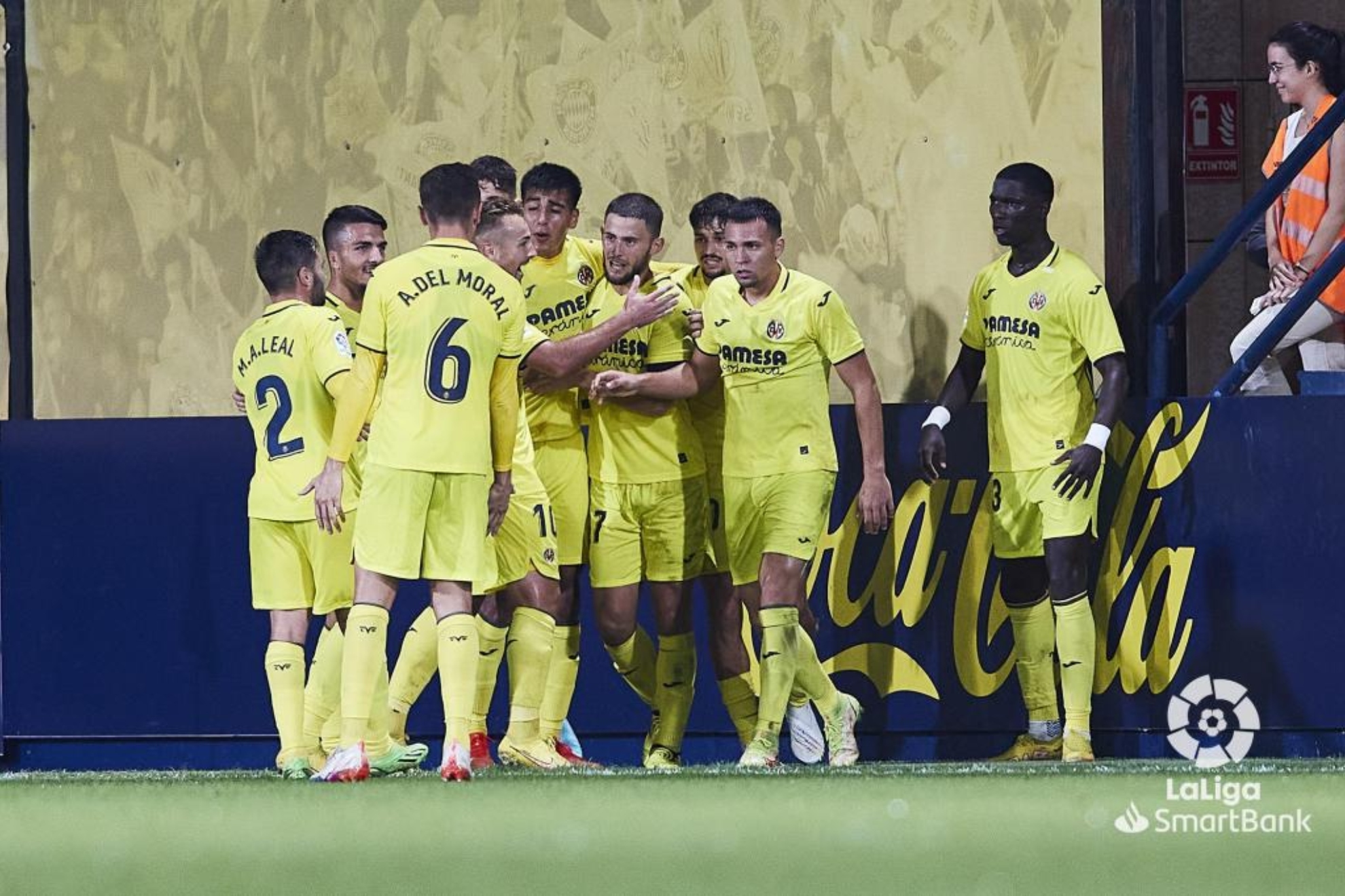 Los jugadores del Villarreal celebran uno de sus goles al Oviedo.
