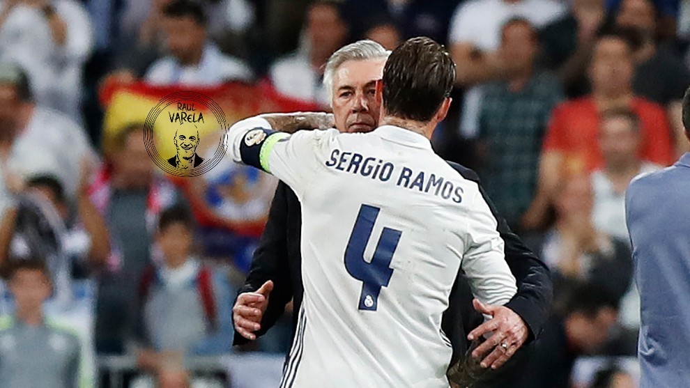 Sergio Ramos abraza a Carlo Ancelotti.