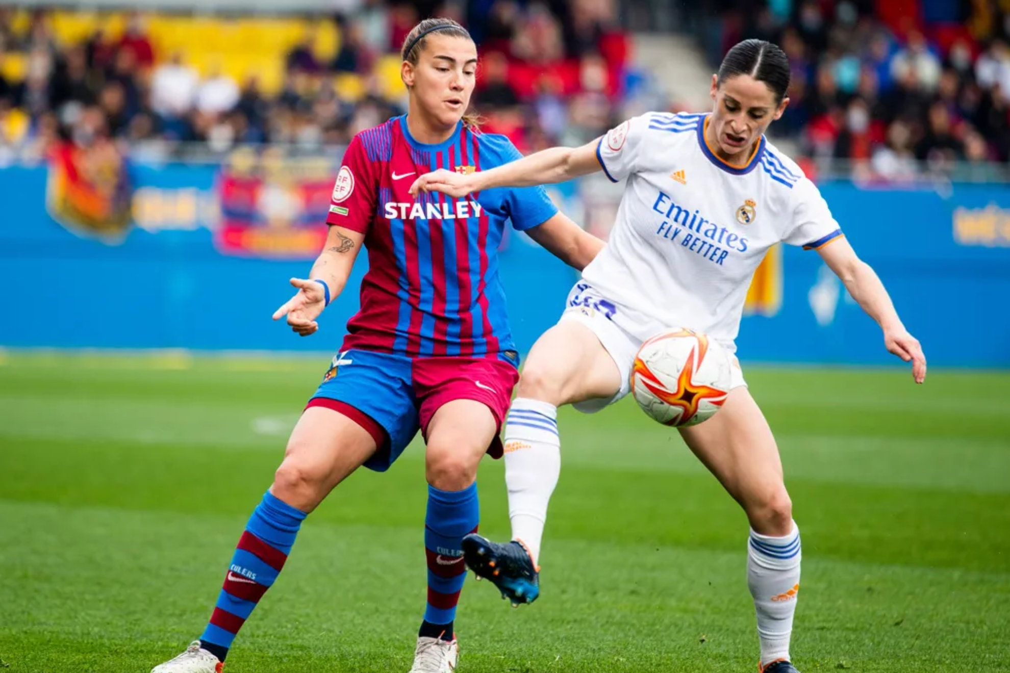 Patri Guijarro y Esther González en un lance del juego / FC Barcelona