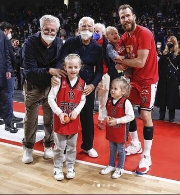Sergio Rodrguez y sus hijos posan junto a Giorgio Armani.