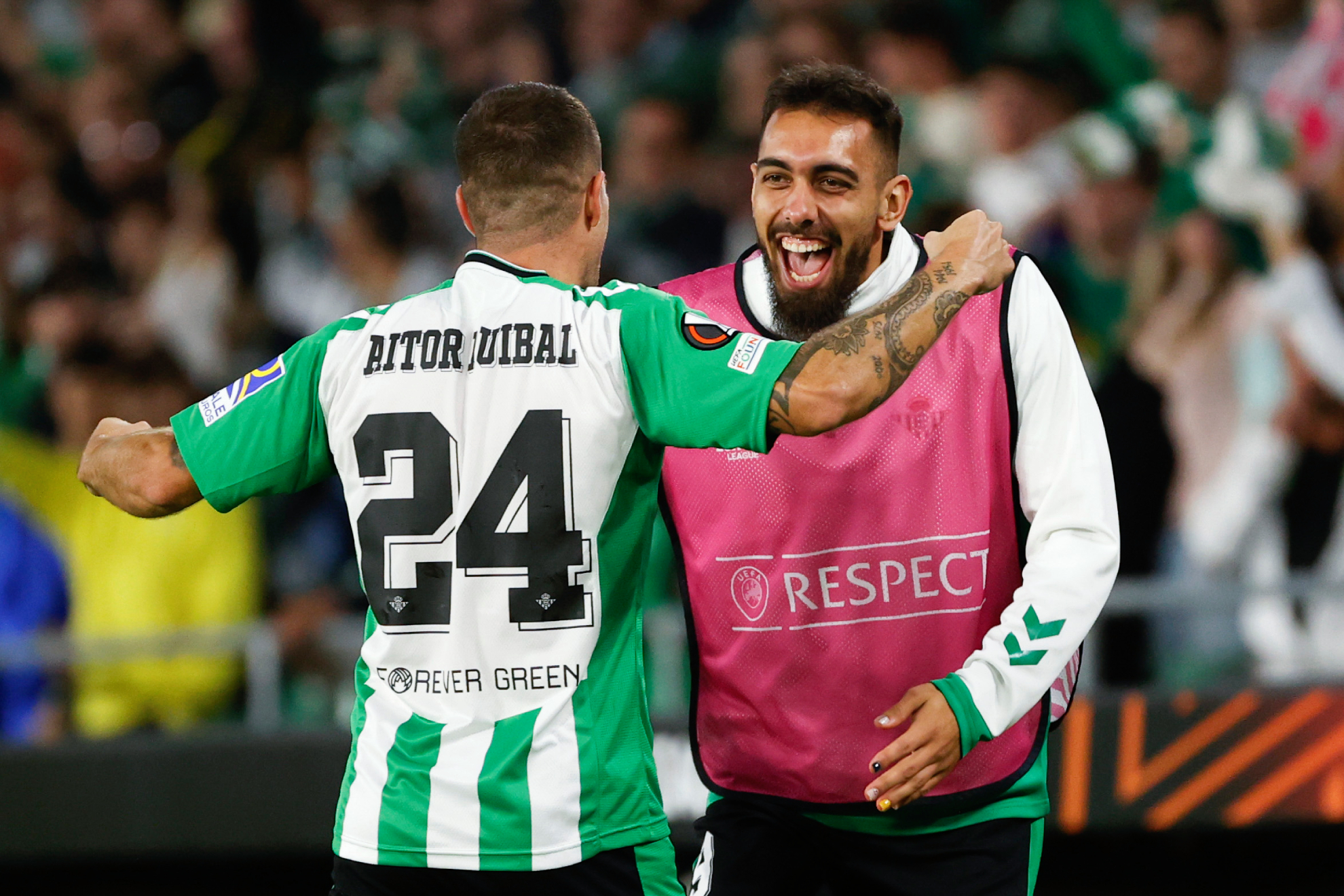 Borja Iglesias felicita a Ruibal tras su primer gol