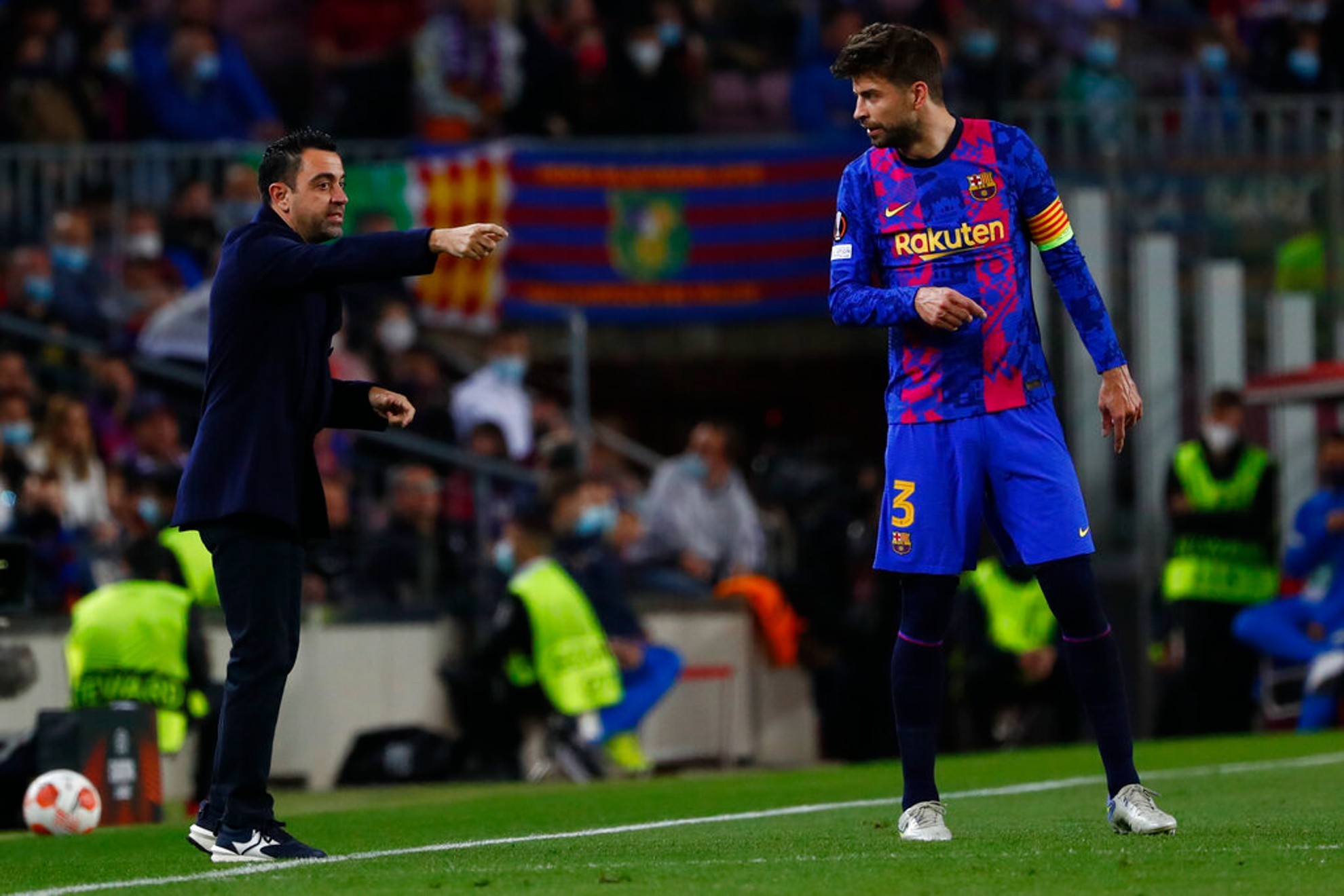 Xavi habla previo al partido ante el Almería, el que sería el último de Piqué en el Camp Nou | AP