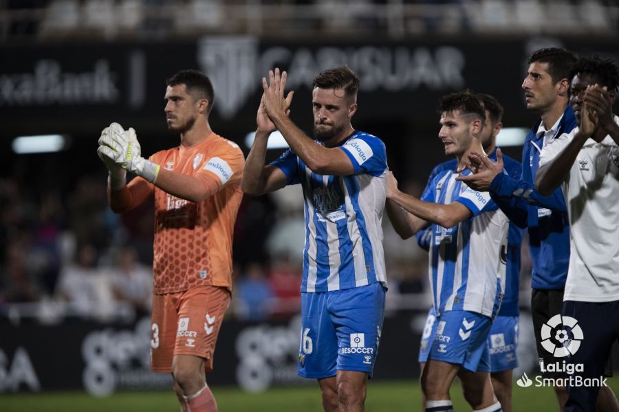 Los jugadores del Málaga saludan a sus aficionados tras la derrota en Cartagonova