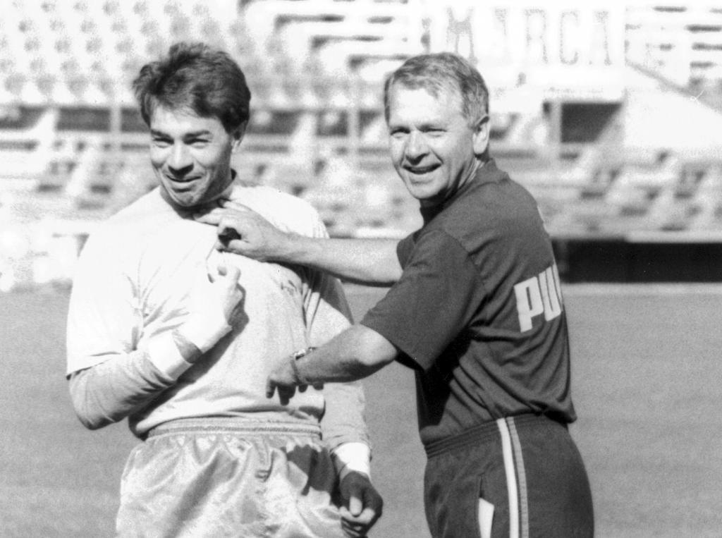 El técnico Tomislav Ivic bromea con Abel Resino en un entrenamiento del Atlético en los 90