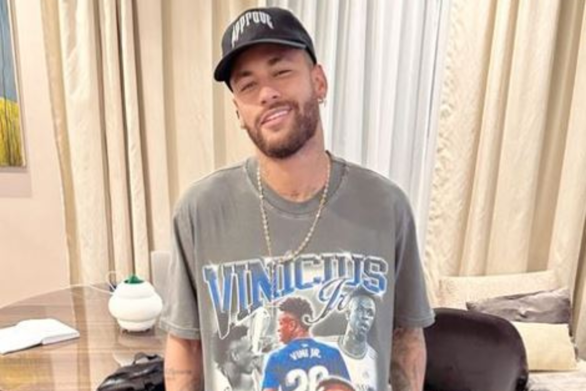 Neymar, con una camiseta de Vinicius.