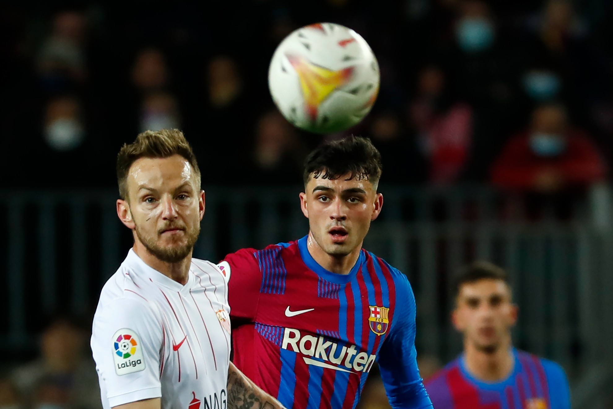 Rakitic y Pedri, durante un partido entre Sevilla y FC Barcelona