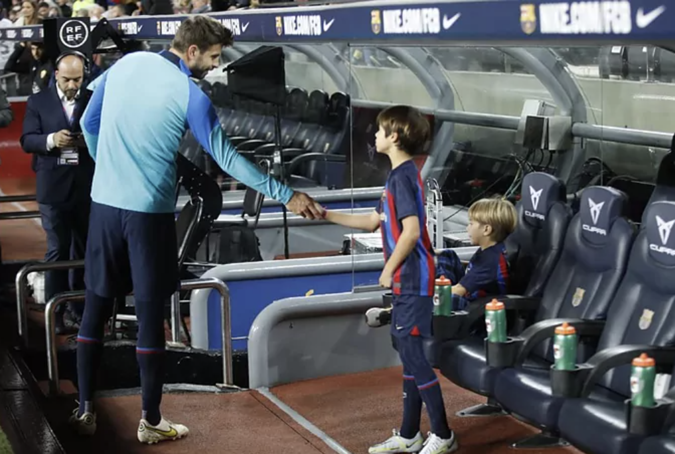 Pique, with his sons Milan and Sasha, before the start of the match
