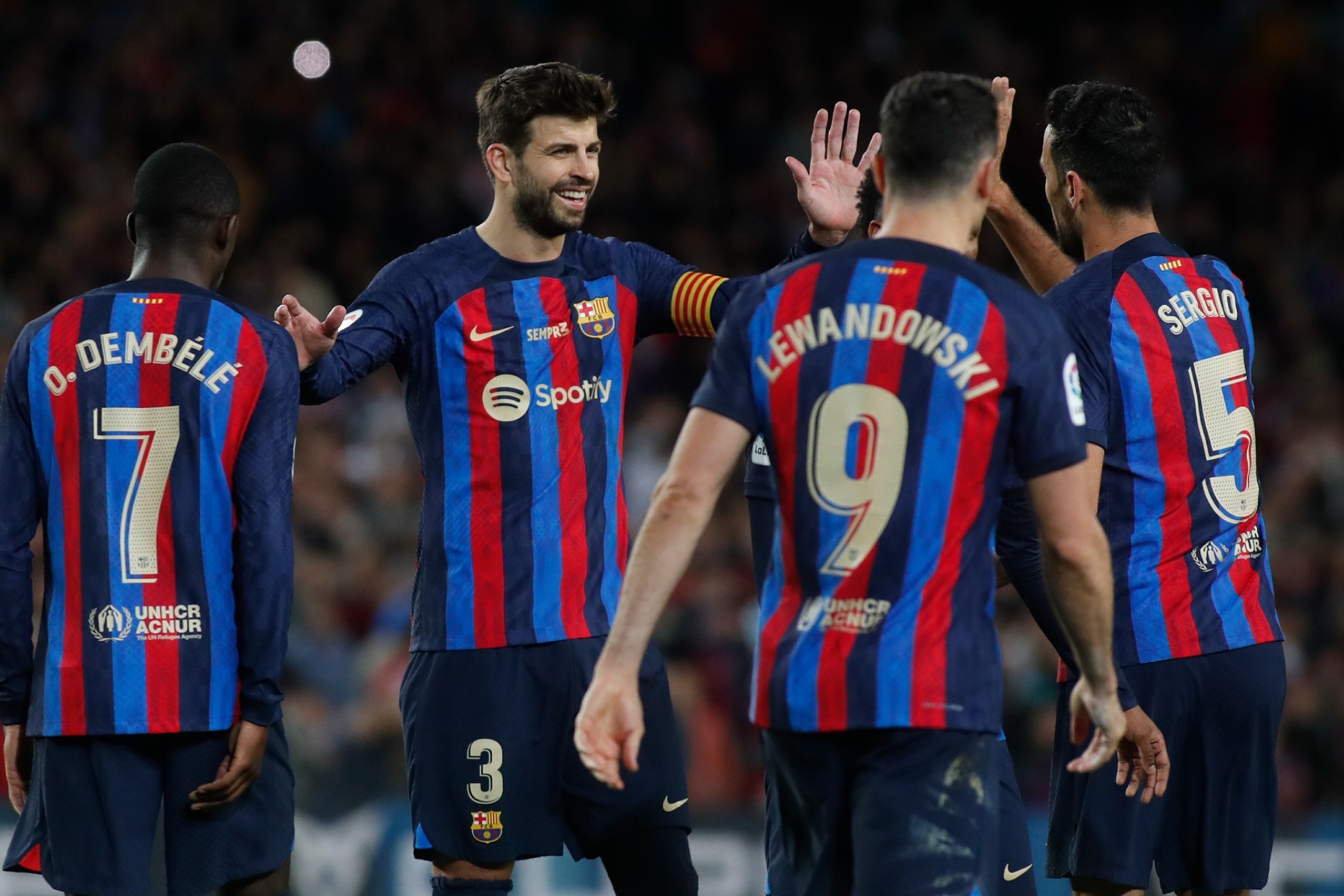 Piqué sonríe junto a sus compañeros tras uno de los goles del Barcelona al Almería.