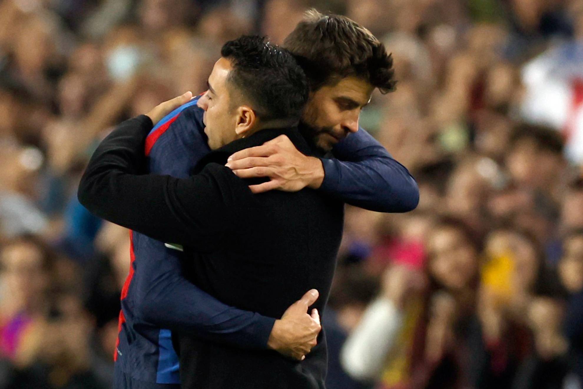 Xavi, técnico del Barcelona, se rinde en un abrazo con Piqué | Reuters