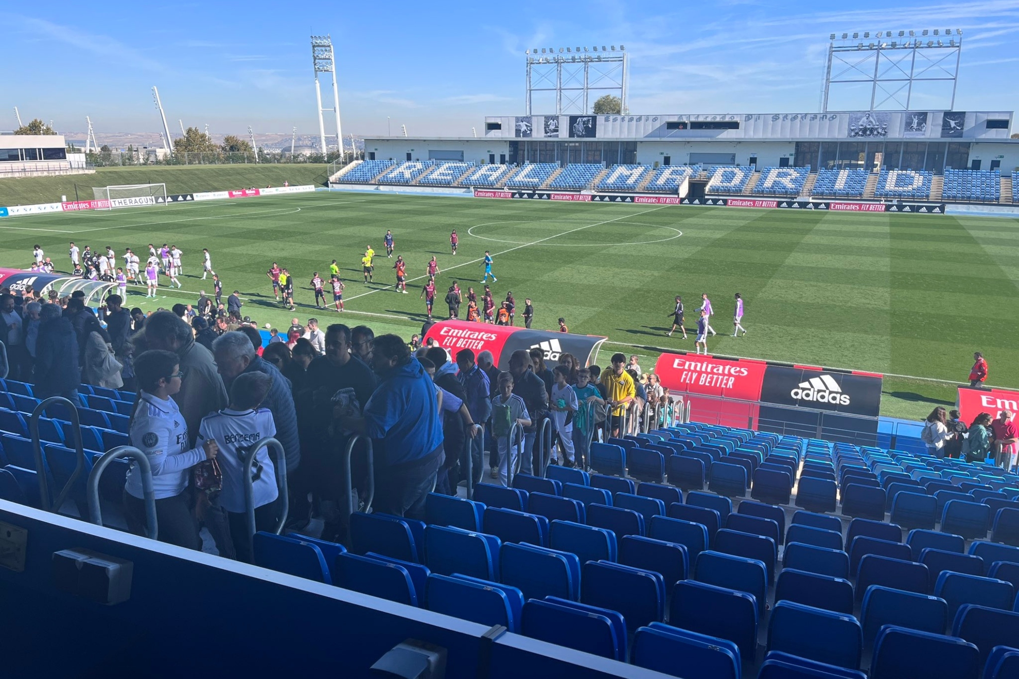 Desalojan el Alfredo Di Stéfano durante el Real Madrid Castilla - Pontevedra