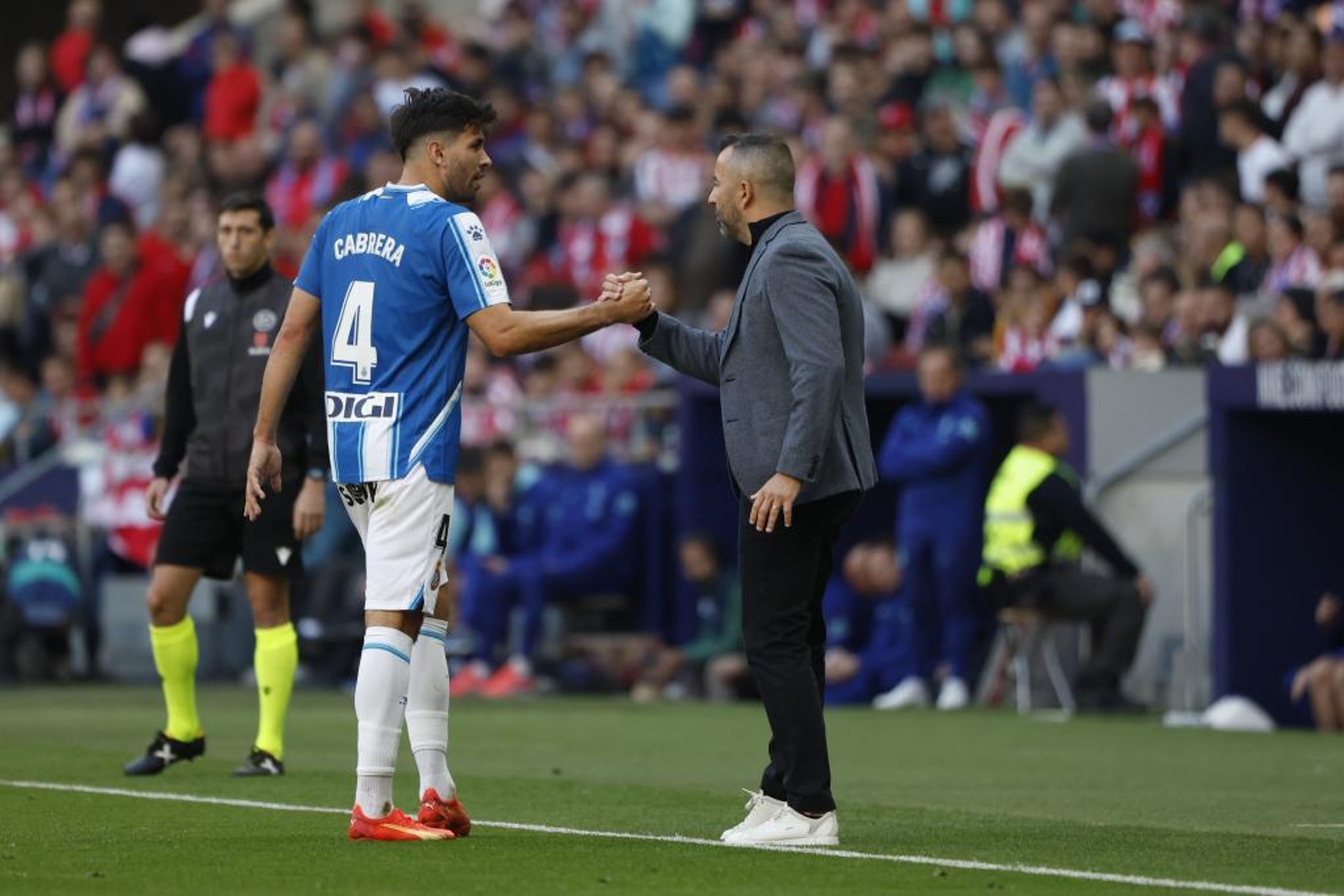 Diego Martínez choca de manos con Cabrera, tras ser expulsado.