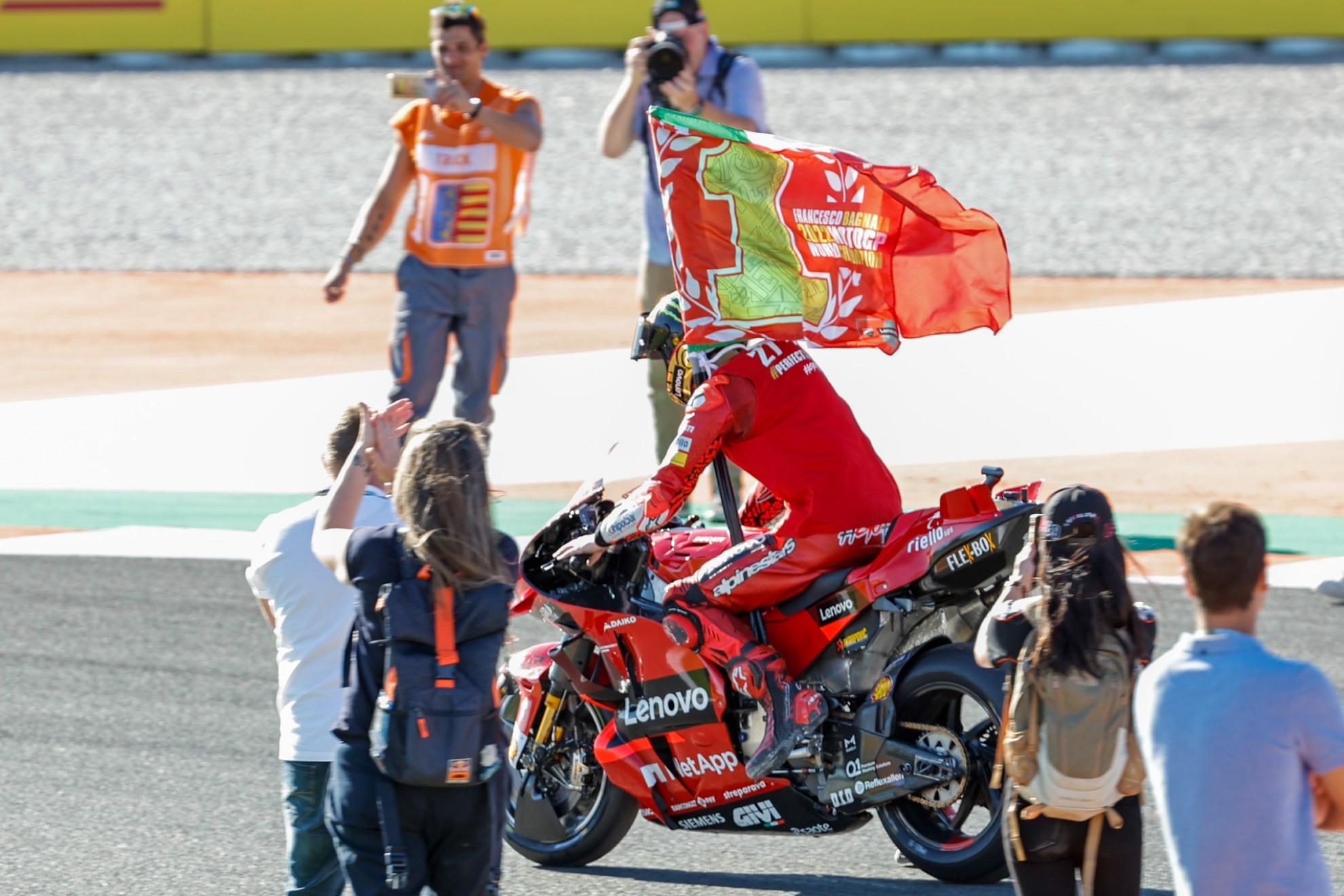 Carrera de MotoGP en directo: GP Valencia 2022, hoy en vivo | Rins gana en el Ricardo Tormo y Bagnaia campeón del mundo