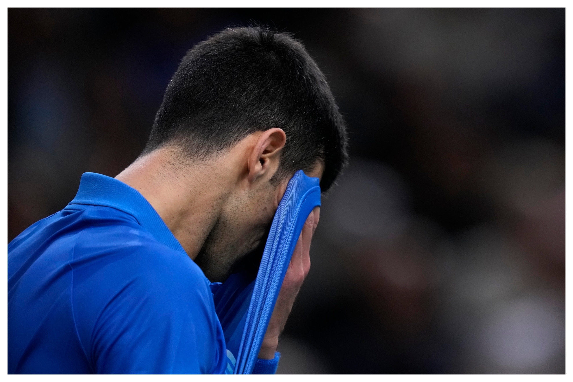 Djokovic se tapa la cara durante la final
