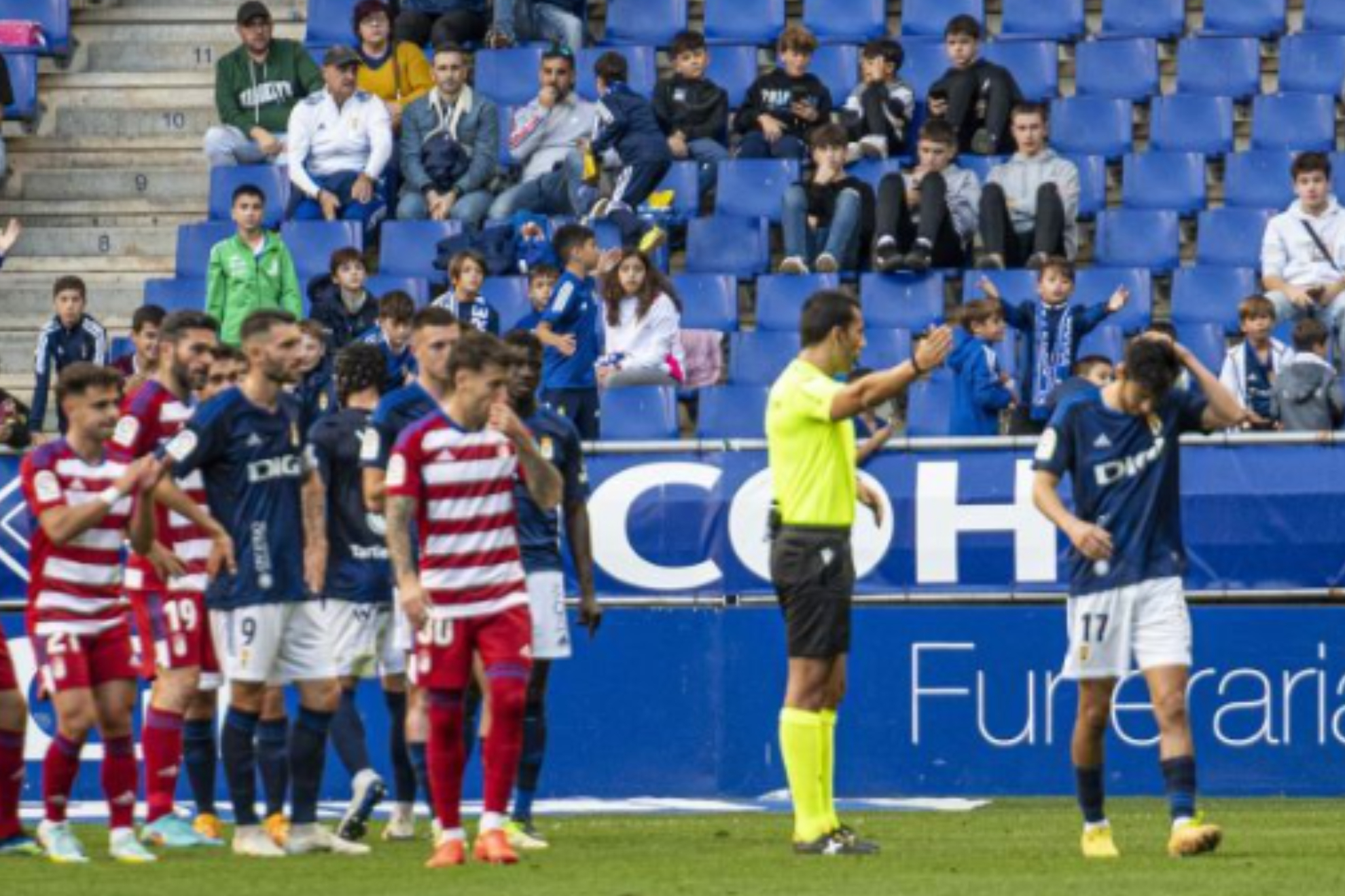 El Real Oviedo derrota al Granada pese a la expulsión de Aceves