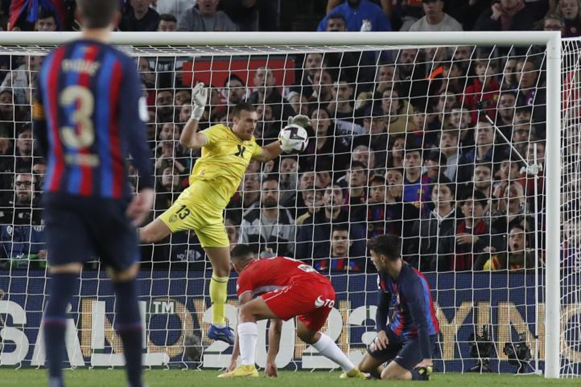 Fernando salta para intentar detener un balón en el encuentro ante el Almería.