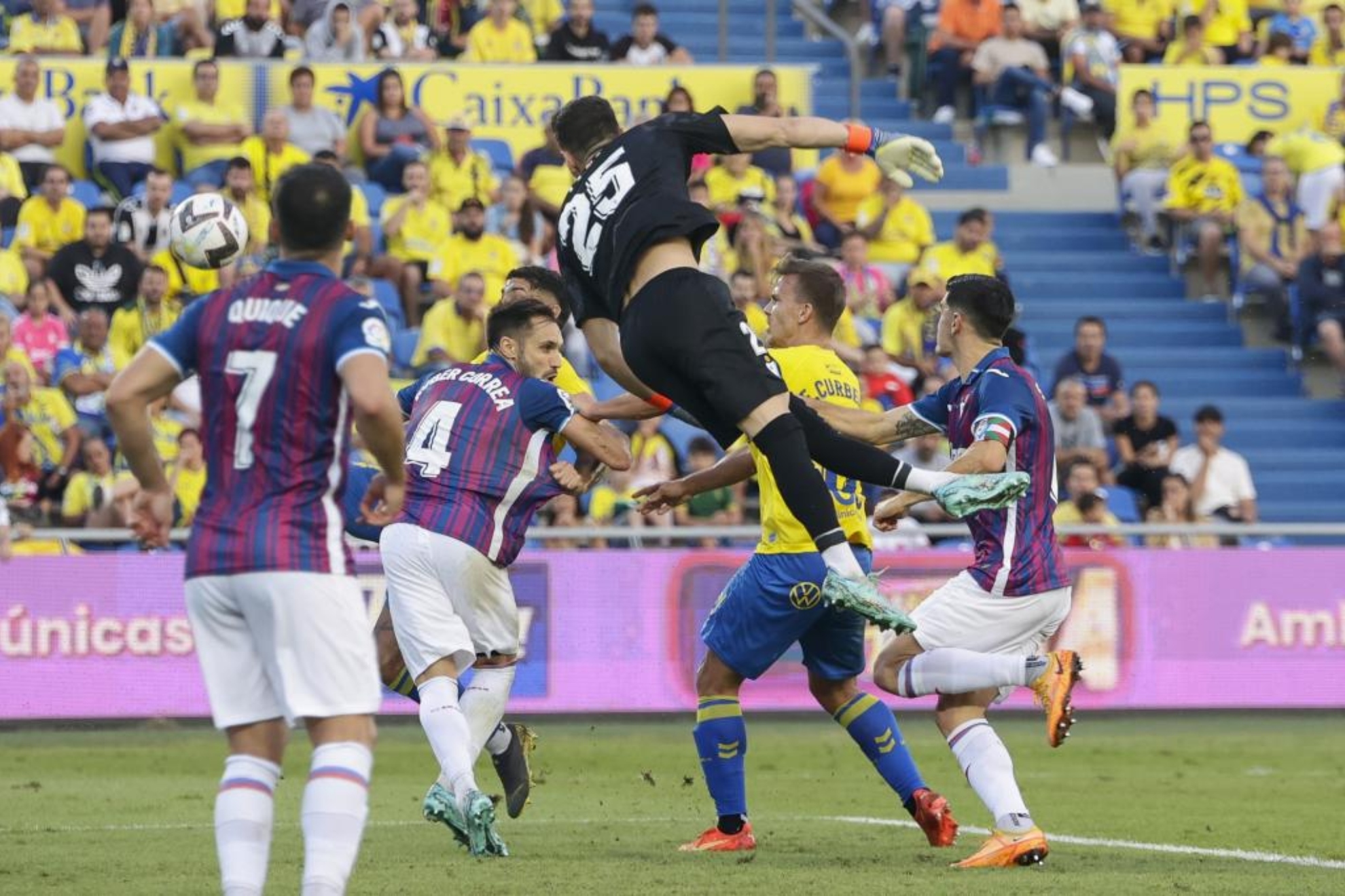 Ni Luca Zidane, ni los zagueros armeros, pudieron detener el tiro de Álex Suárez para abrir el marcador en el Gran Canaria.