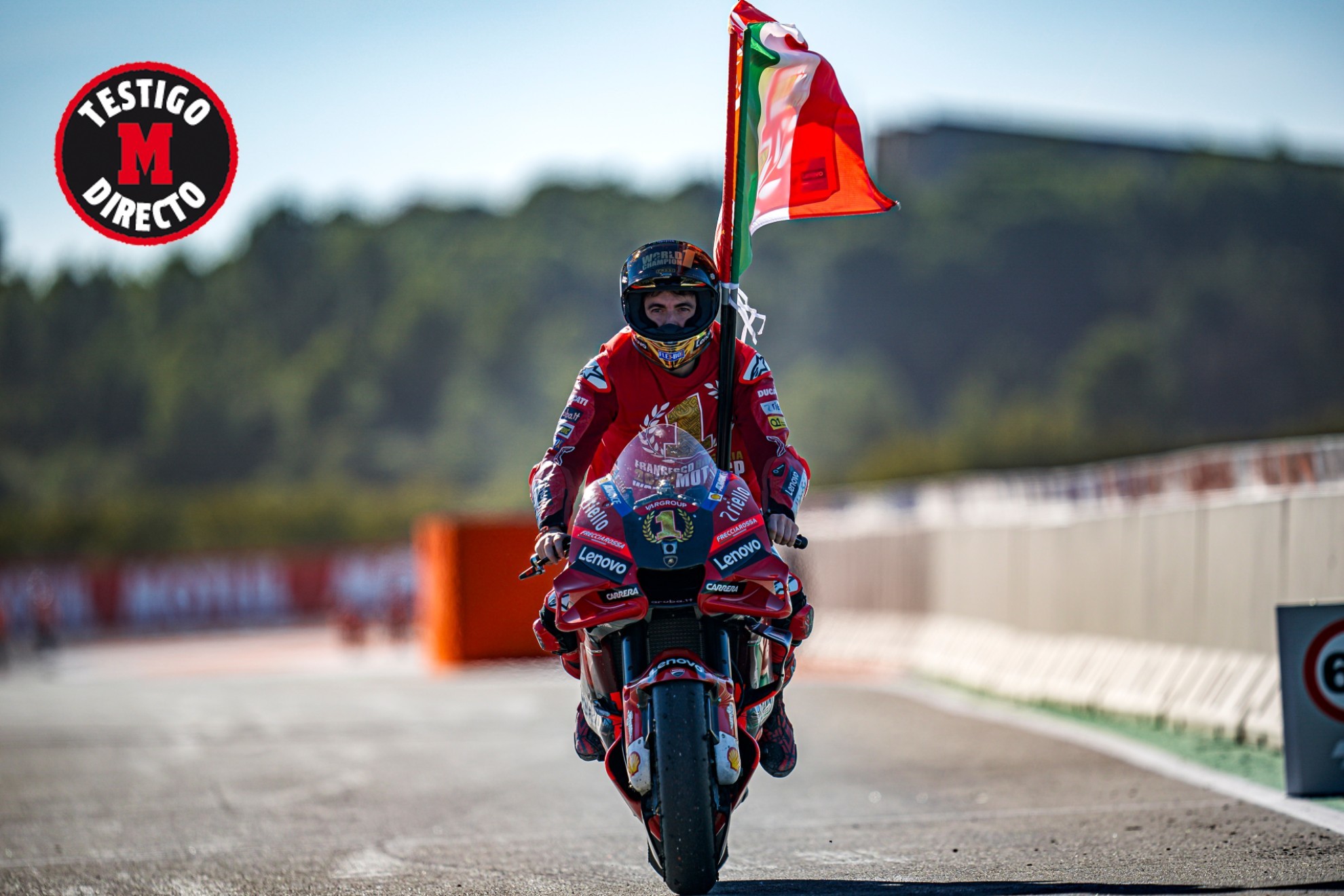 Bagnaia, con la Ducati y la bandera tricolor italiana tras ganar en Cheste.