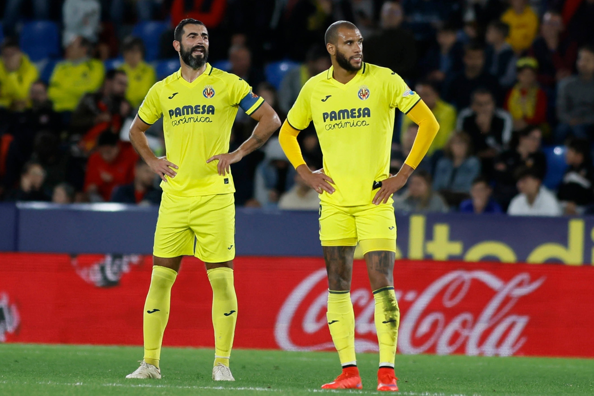 Albiol y Capoue, durante el partido ante el Mallorca. | CARME RIPOLLÉS