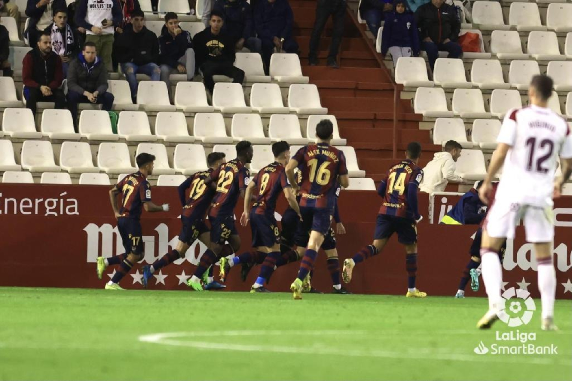 Los jugadores del Levante celebran un gol en el Belmonte.