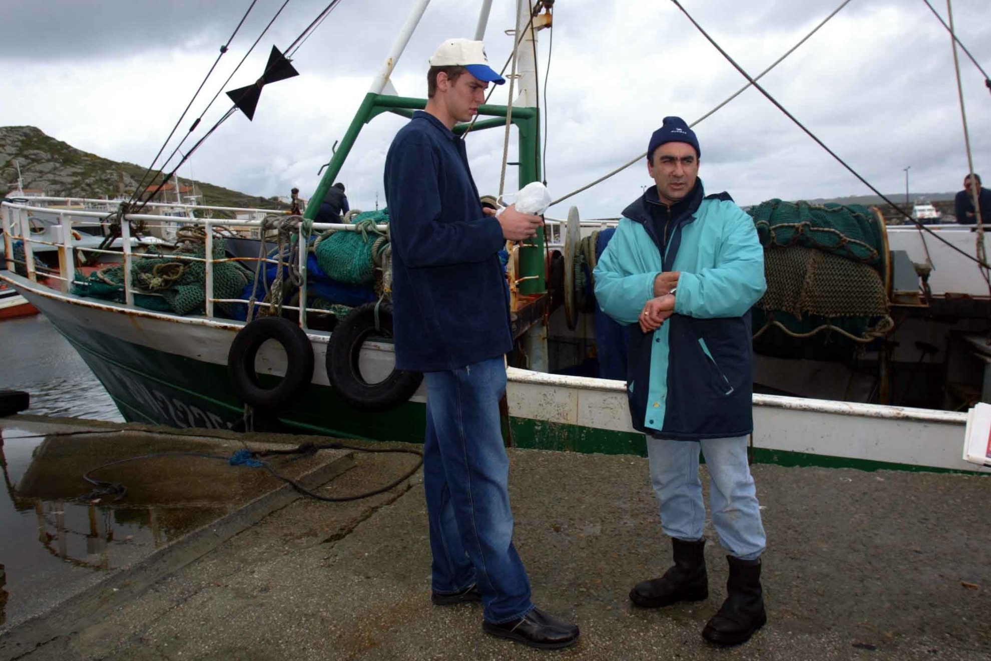 Pau Gasol, charlando con un pescador durante su visita a la zona afectada.