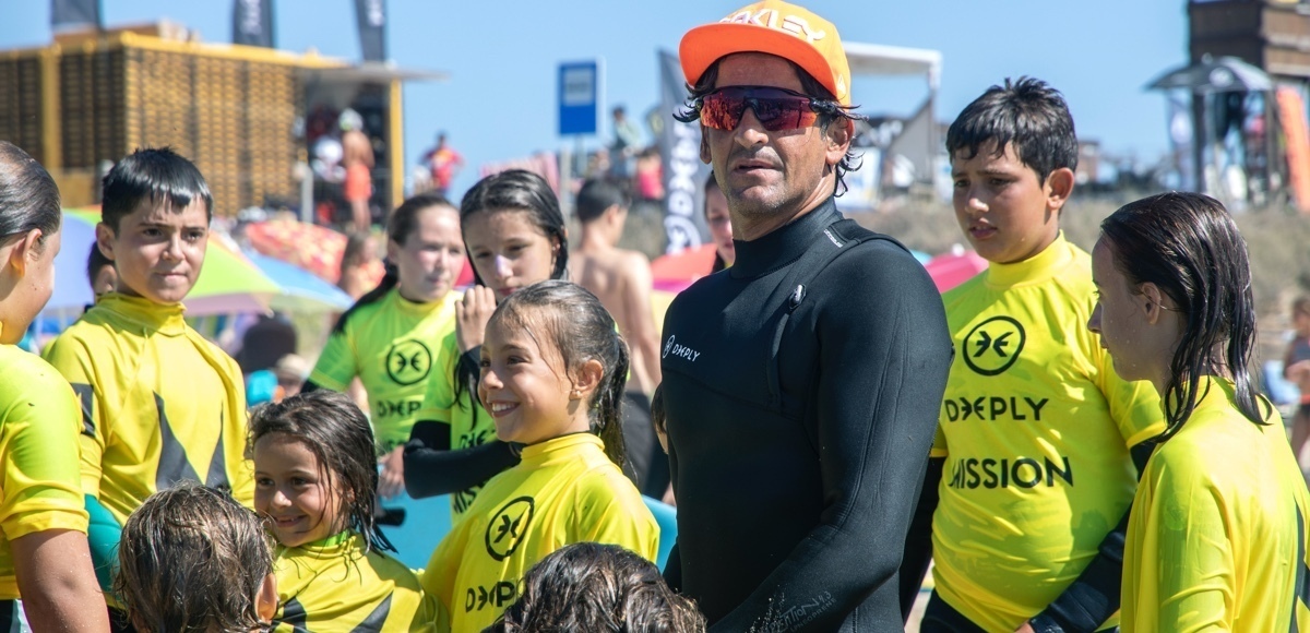 Milo Castelo, con alumnos de la Mission Surf School.
