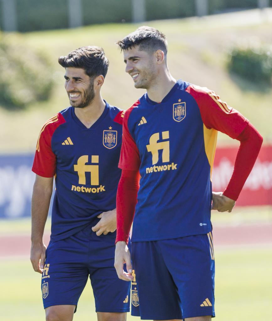 Marco Asensio y Álvaro Morata durante un entrenamiento de la selección española