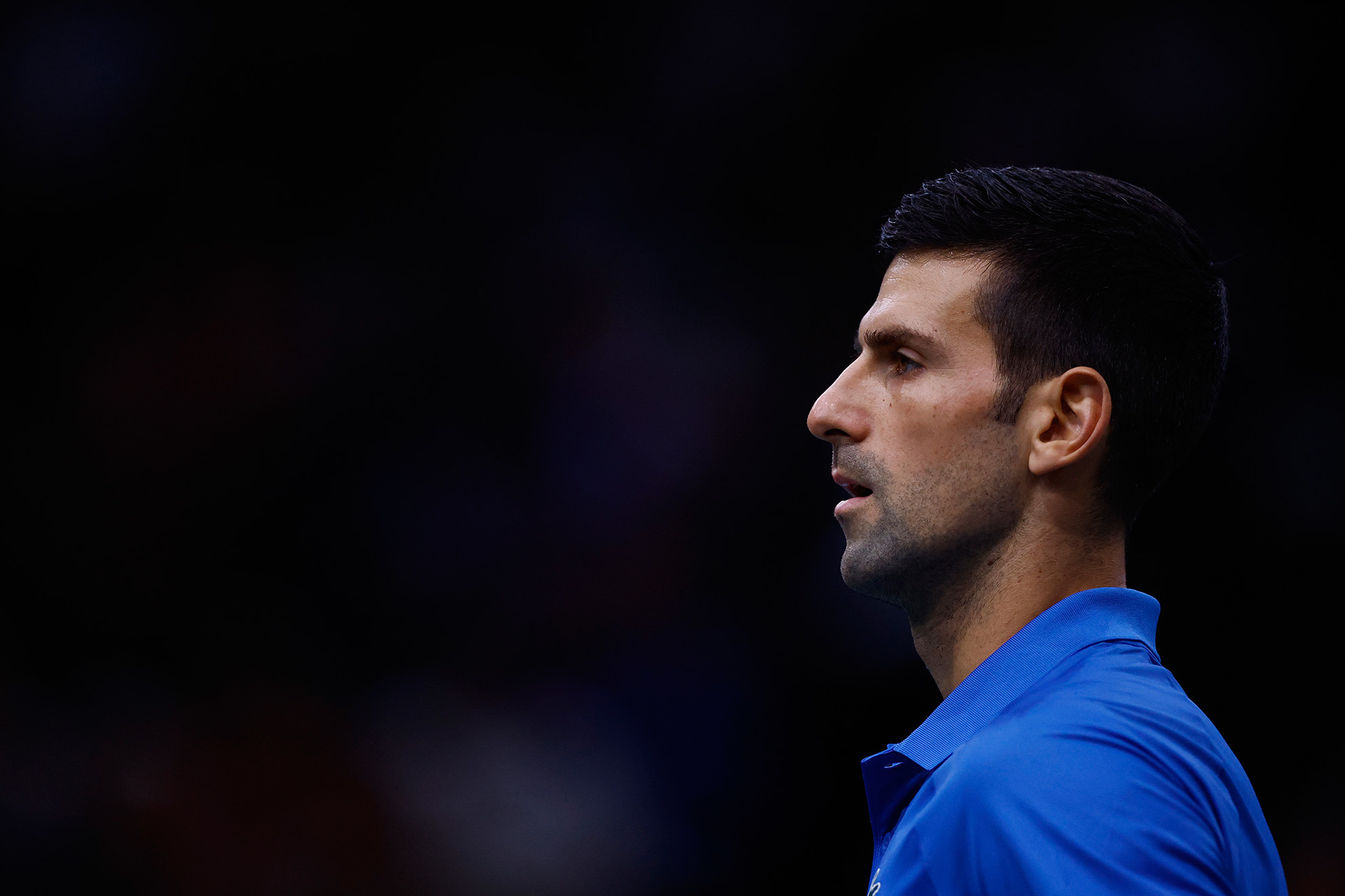 Novak Djokovic recibi la bebida de una recogepelotas. | Reuters