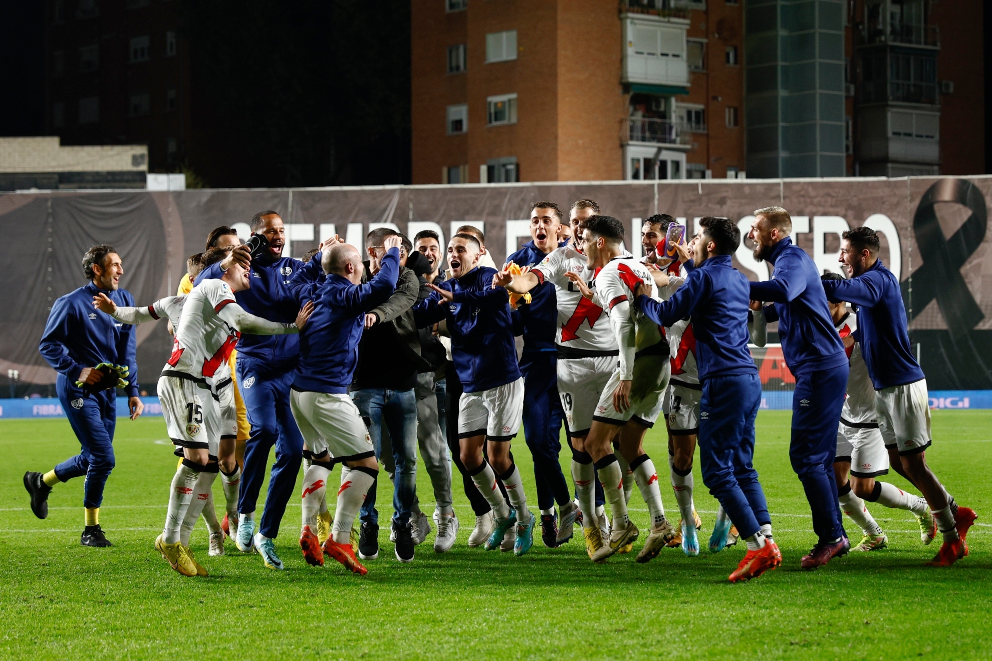 Los jugadores del Rayo celebran el triunfo ante el Real Madrid.