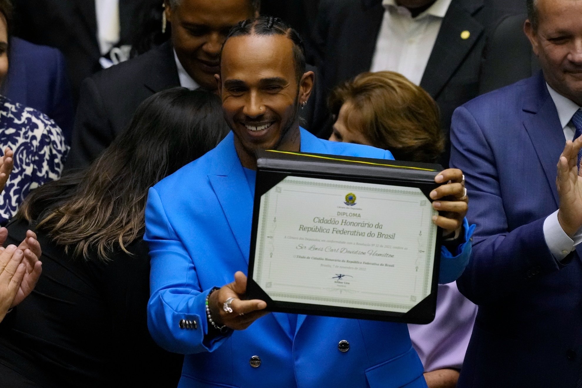 Hamilton muestra su ttulo de ciudadano honorario de Brasil.