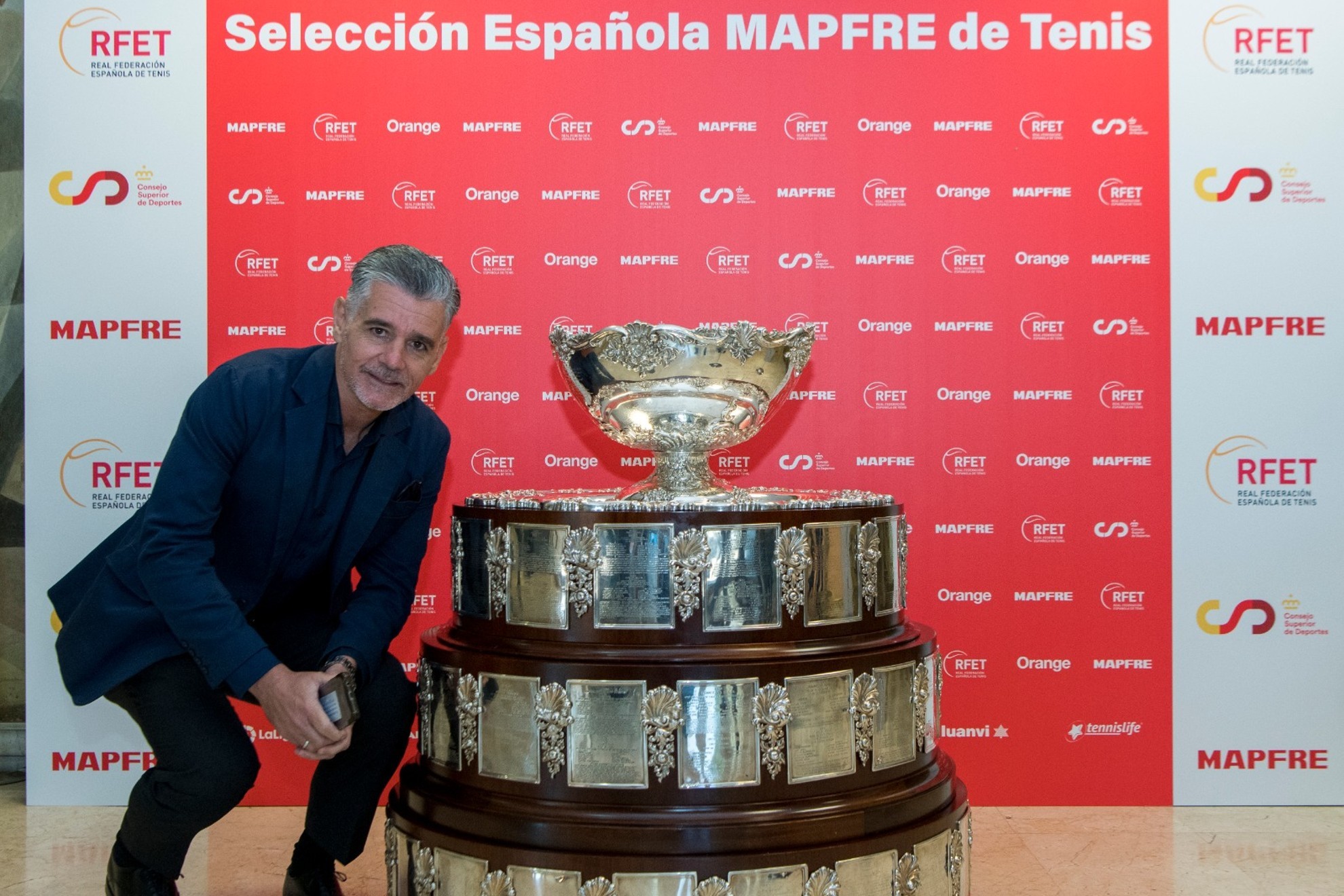 Julio Nieto, director de 'Espaa y la Copa Davis, una historia de xito', con la Copa Davis