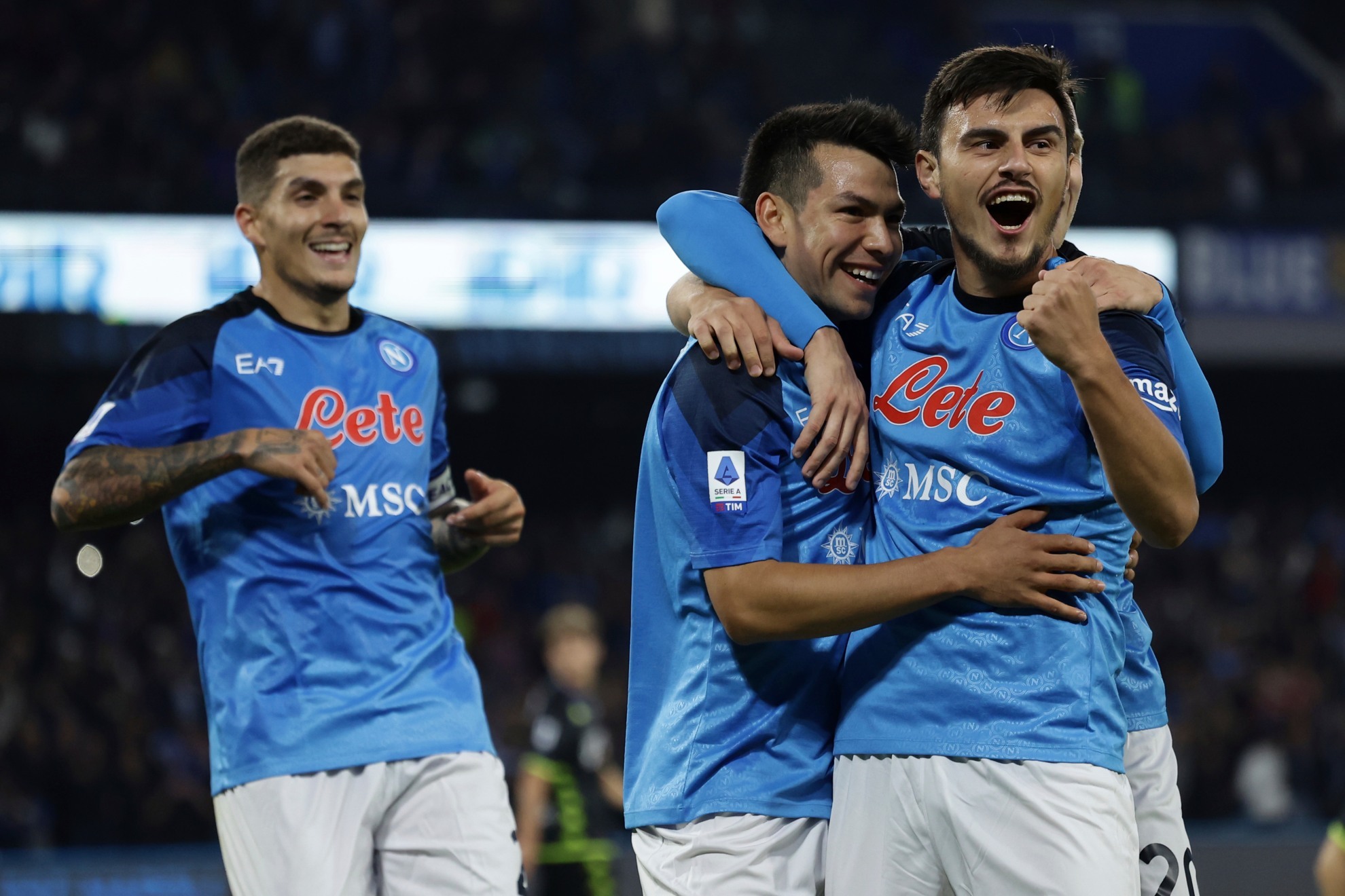 Los jugadores del Nápoles celebran el gol del Chucky Lozano