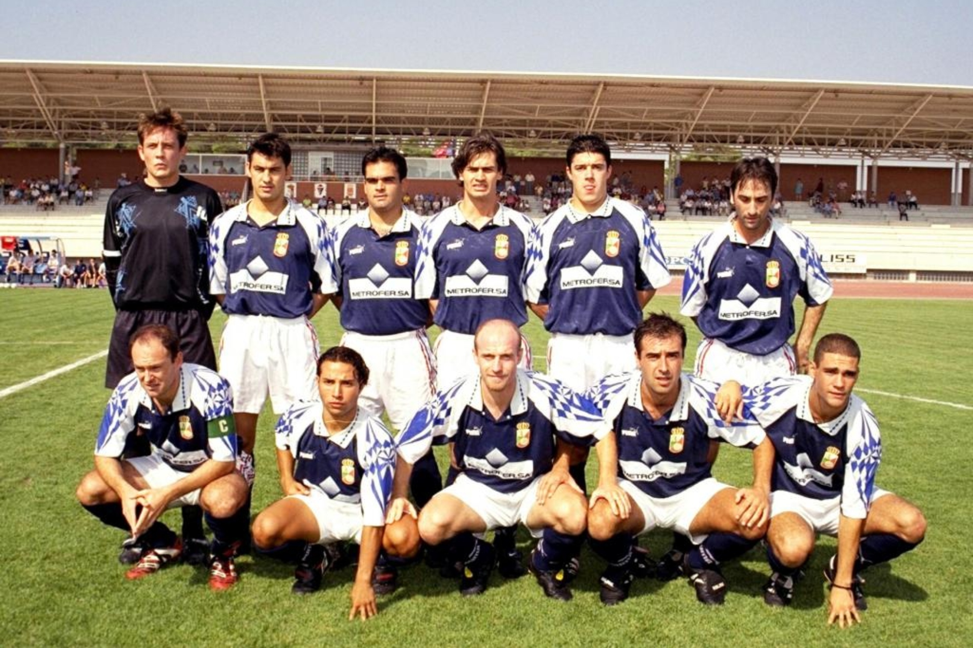 Un once del Alcalá, de la 1998-99, donde en la fila de abajo está agachado, Mel el primero por la izquierda, y Calero, en el centro.