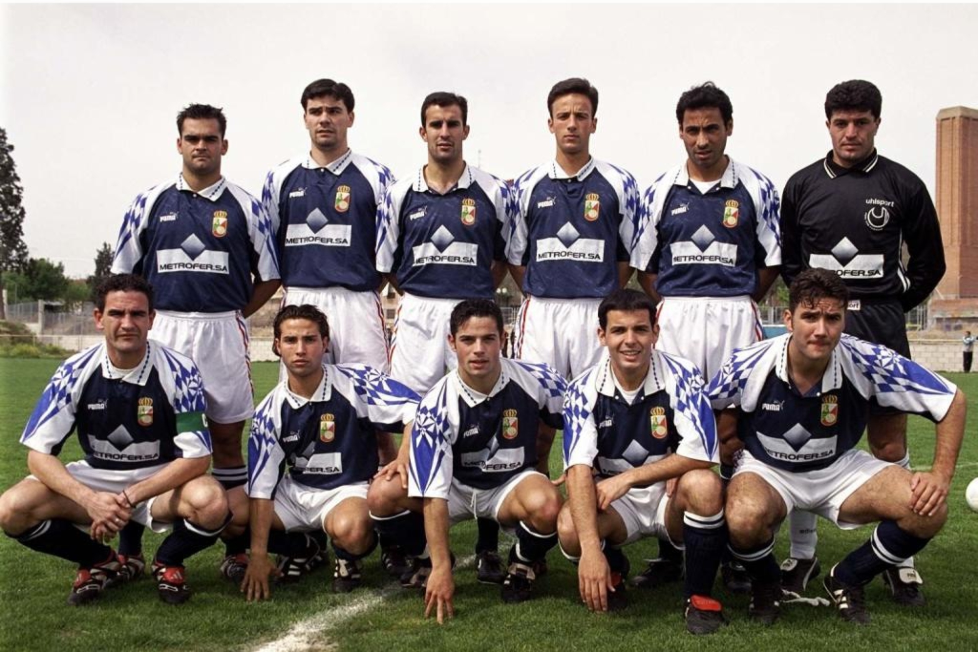 Un once del Alcalá, en la temporada 1998-99, donde en la fila de abajo está Javi Calleja agachado, el segundo por la derecha.