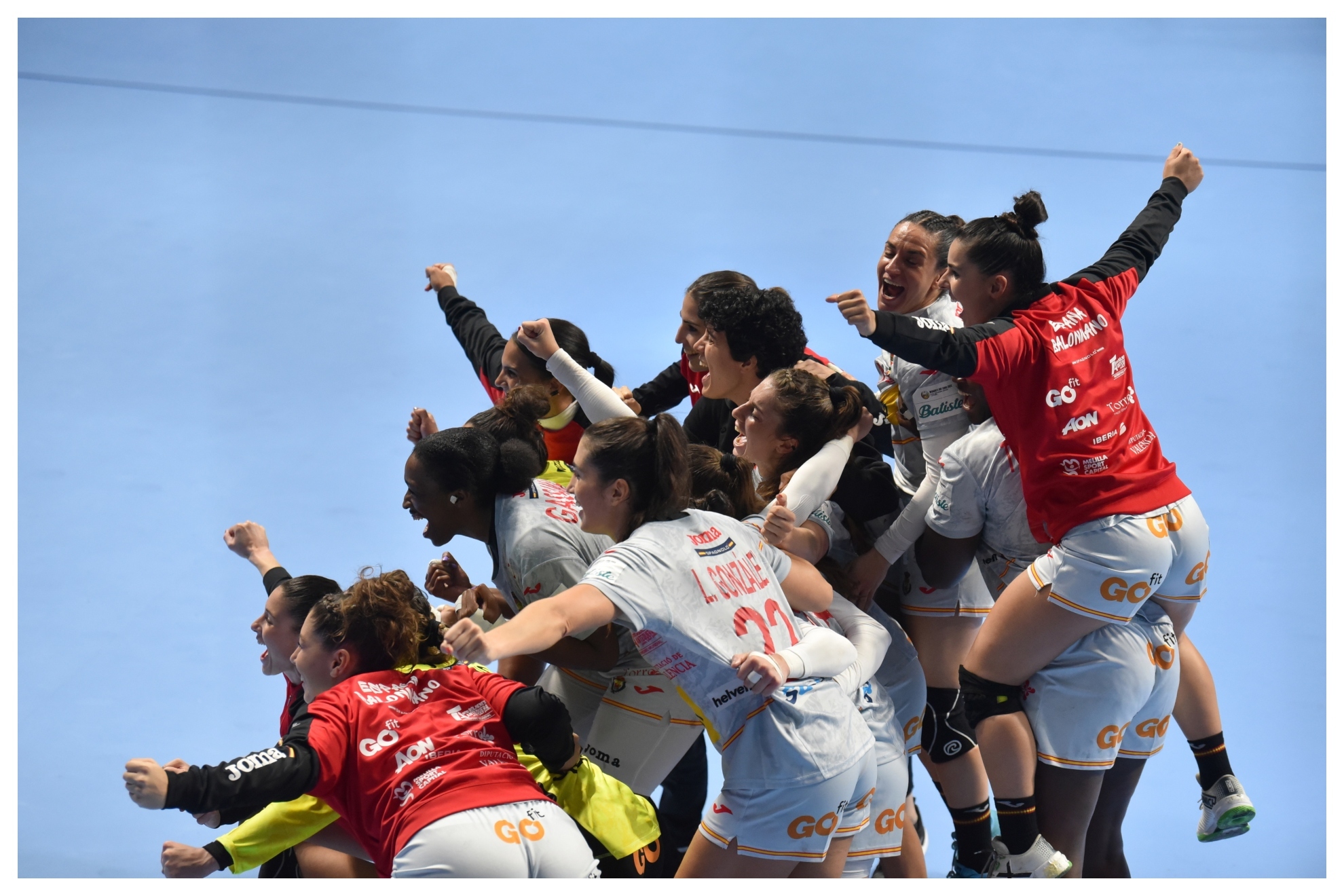 Las jugadoras españolas celebran su triunfo y el pase a la segunda fase del Europeo /
