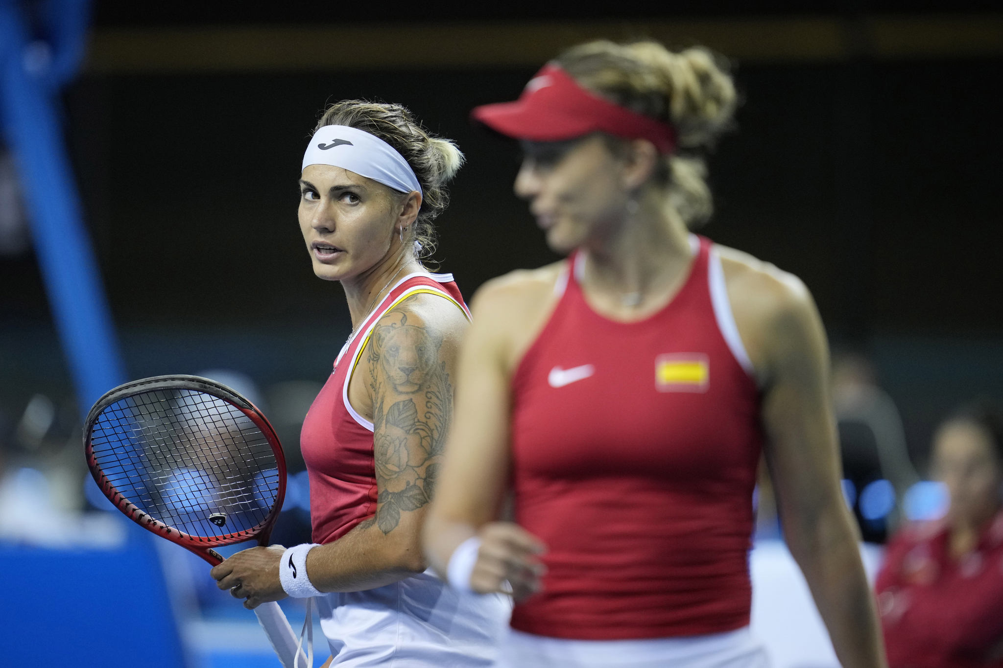 Aliona Bolsova mira a Paula Badosa durante su partido de dobles frente a las kazajas Anna Danilina y Yulia Putintseva.