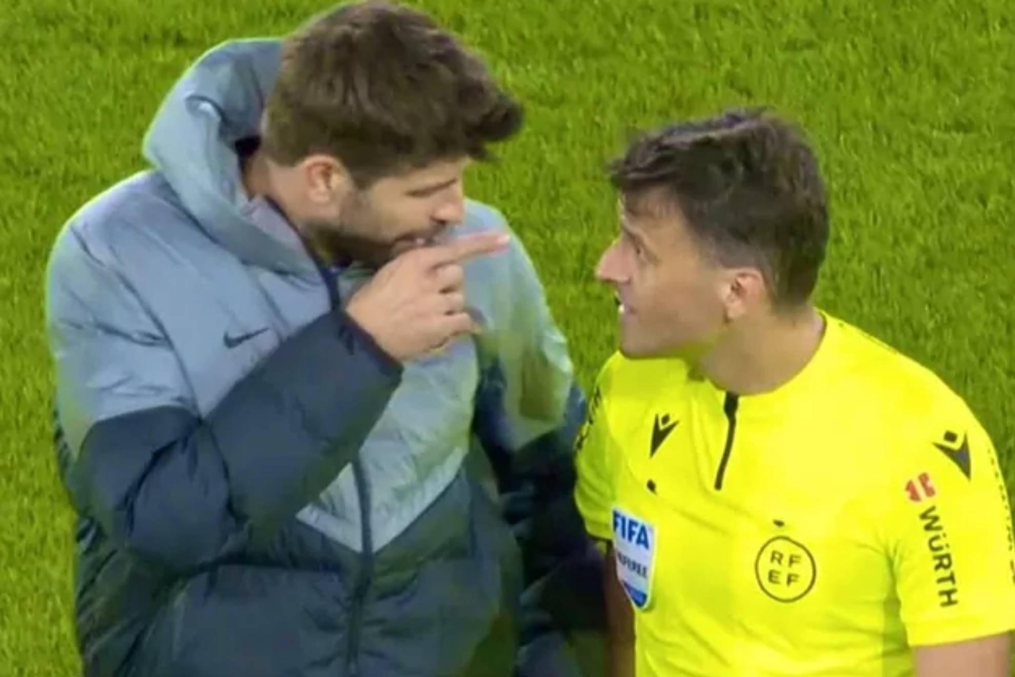 Pique explains his sending off at Osasuna: A Barcelona teammate said something and I was blamed for it