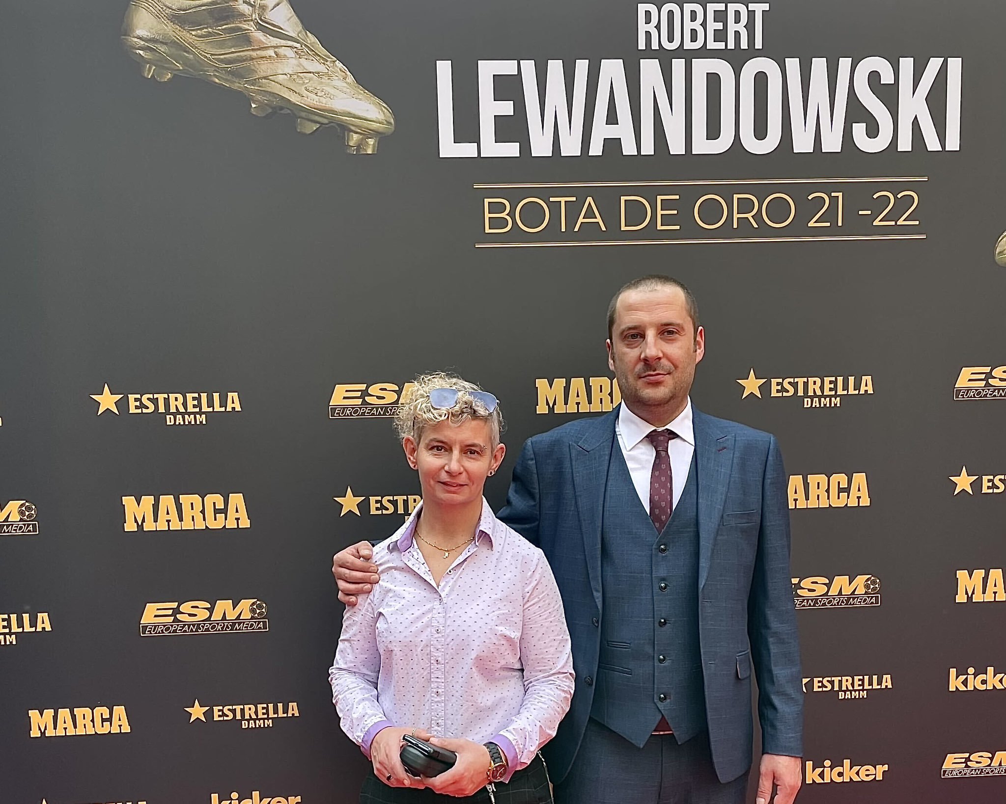 El sueño cumplido del polaco Konrad, de Londres a Barcelona con Lewandowski